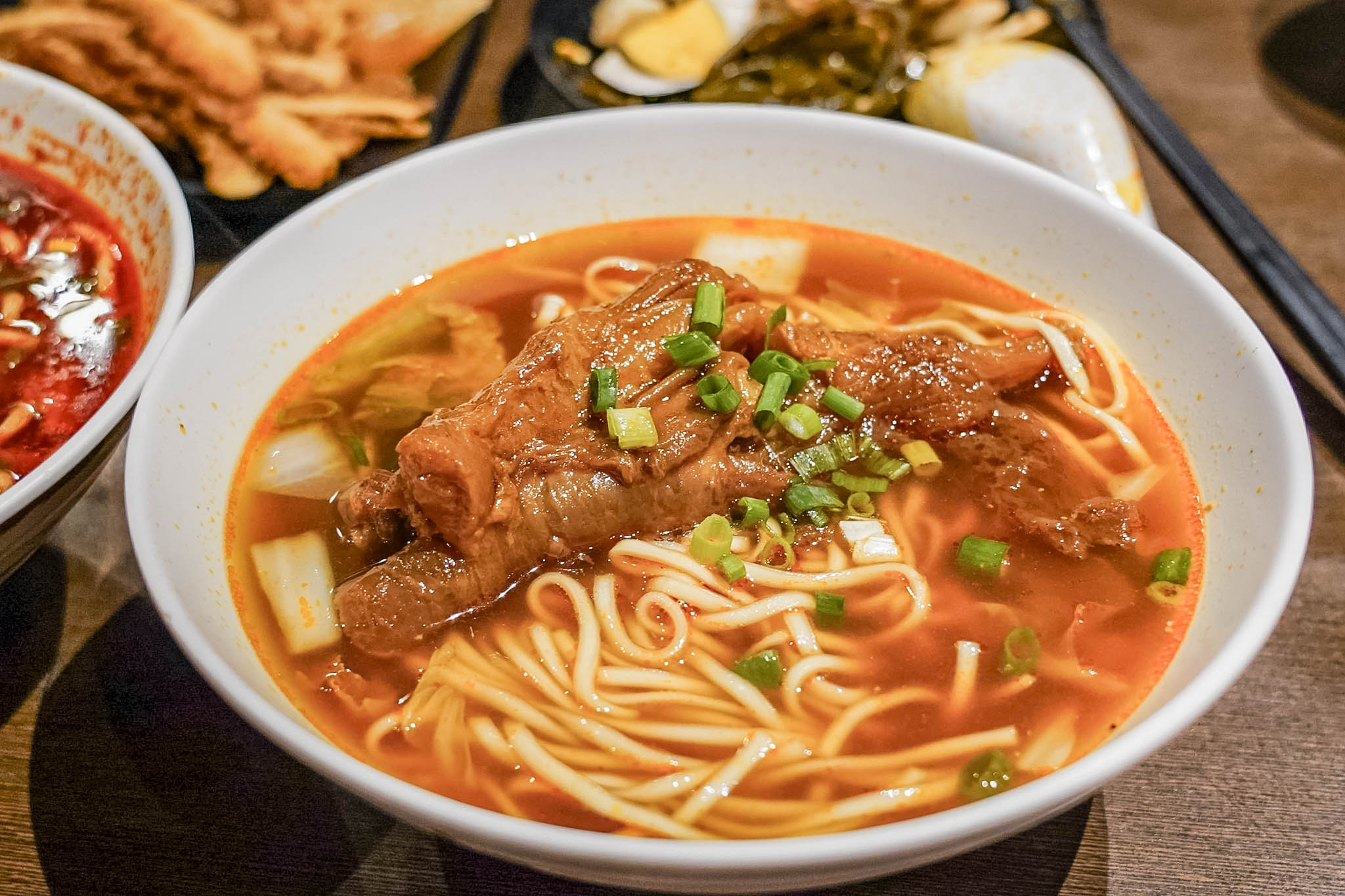 成都老鍋牛肉麵-軟嫩入口即化的一根筋!湯頭香濃好喝,麻辣超夠味,3公分皮帶手工寬麵超推/鄰近將軍村 @靜兒貪吃遊玩愛分享 成都老鍋牛肉麵-軟嫩入口即化的一根筋!湯頭香濃好喝,麻辣超夠味,3公分皮帶手工寬麵超推/鄰近將軍村 @靜兒貪吃遊玩愛分享