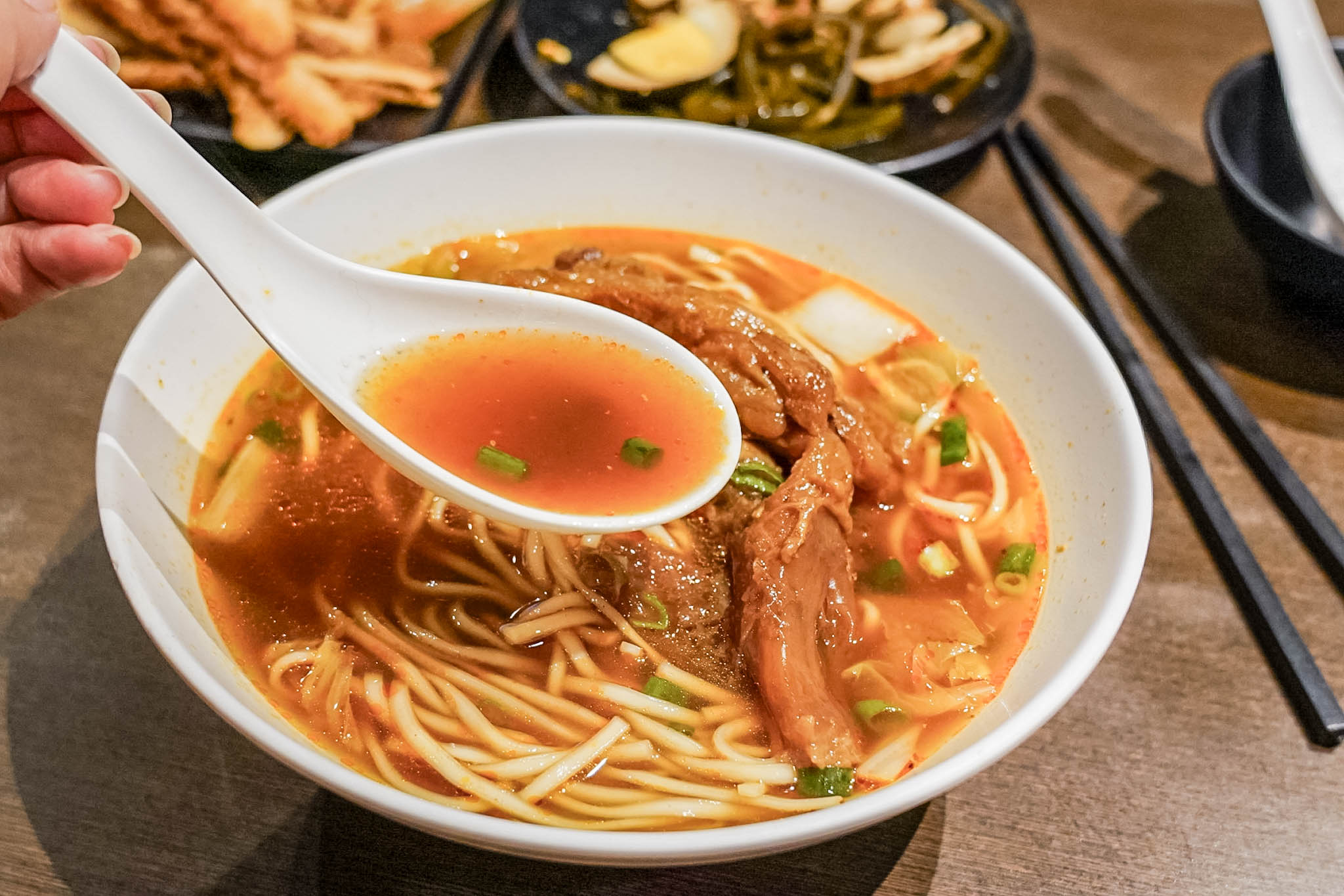 成都老鍋牛肉麵-軟嫩入口即化的一根筋!湯頭香濃好喝,麻辣超夠味,3公分皮帶手工寬麵超推/鄰近將軍村 @靜兒貪吃遊玩愛分享 成都老鍋牛肉麵-軟嫩入口即化的一根筋!湯頭香濃好喝,麻辣超夠味,3公分皮帶手工寬麵超推/鄰近將軍村 @靜兒貪吃遊玩愛分享