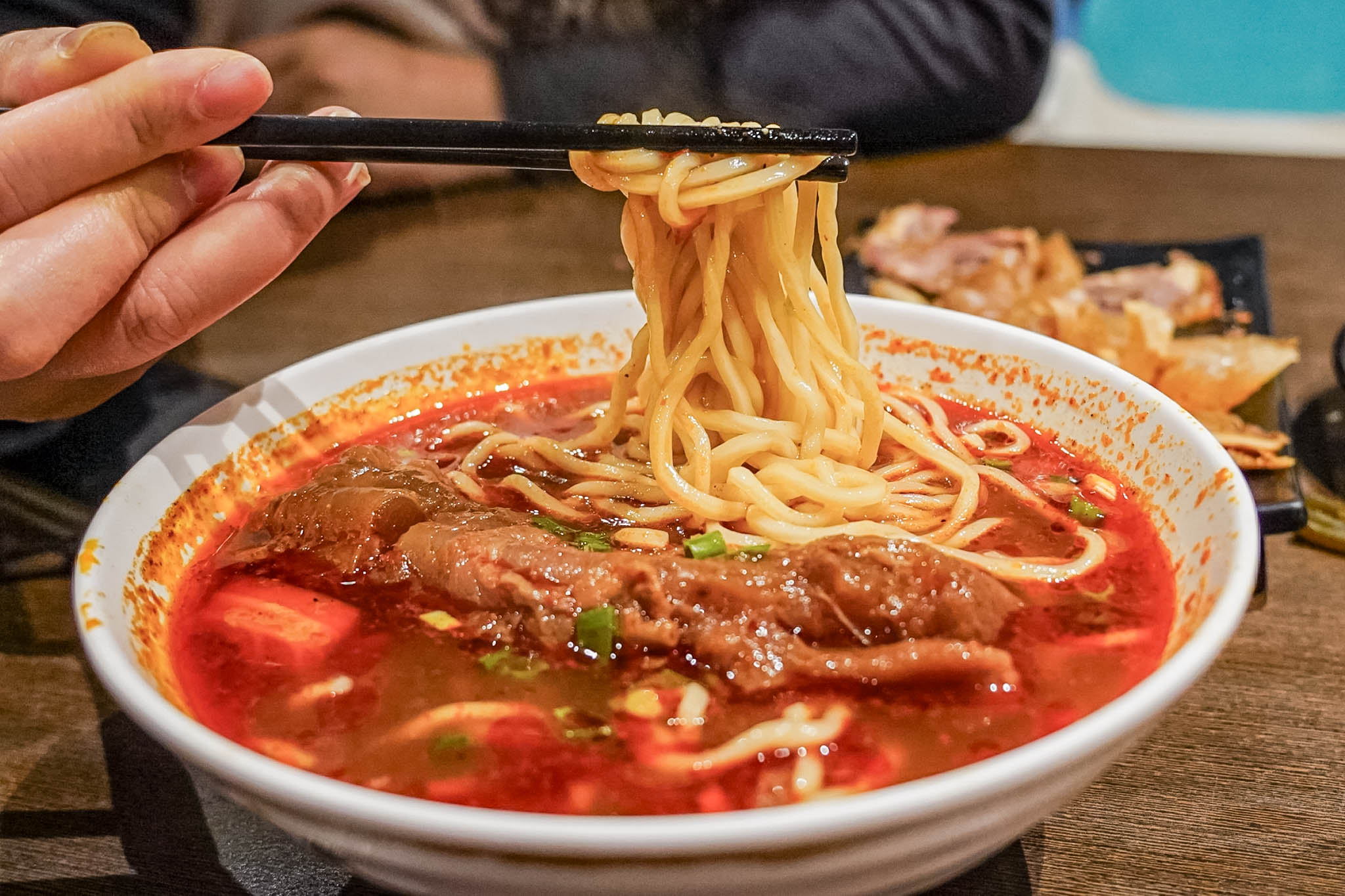 成都老鍋牛肉麵-軟嫩入口即化的一根筋！湯頭香濃好喝，麻辣超夠味，3公分皮帶手工寬麵超推/鄰近將軍村 @靜兒貪吃遊玩愛分享