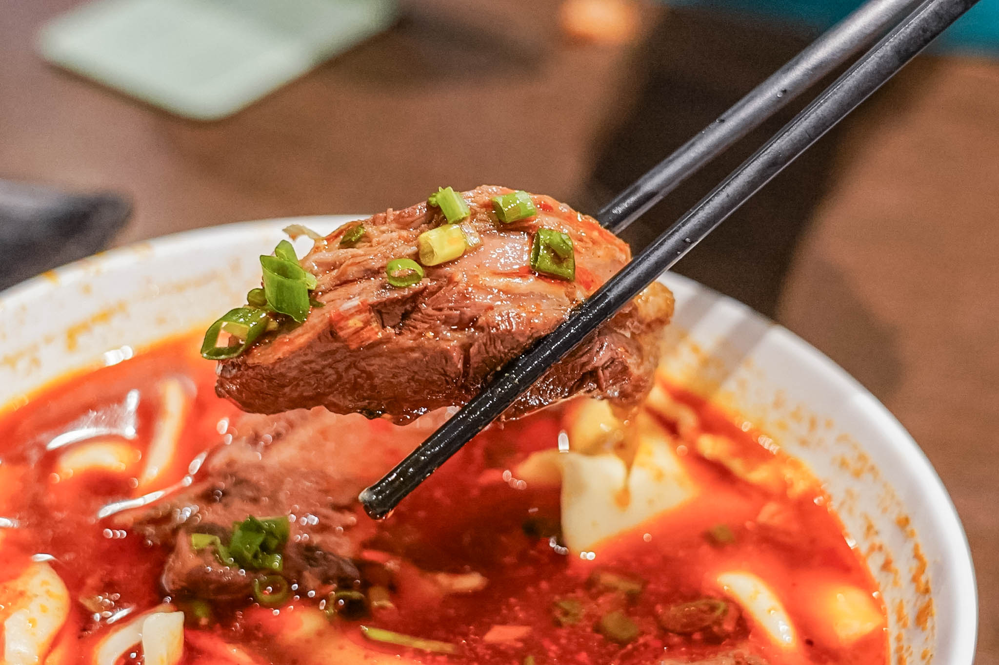 成都老鍋牛肉麵-軟嫩入口即化的一根筋！湯頭香濃好喝，麻辣超夠味，3公分皮帶手工寬麵超推/鄰近將軍村 @靜兒貪吃遊玩愛分享