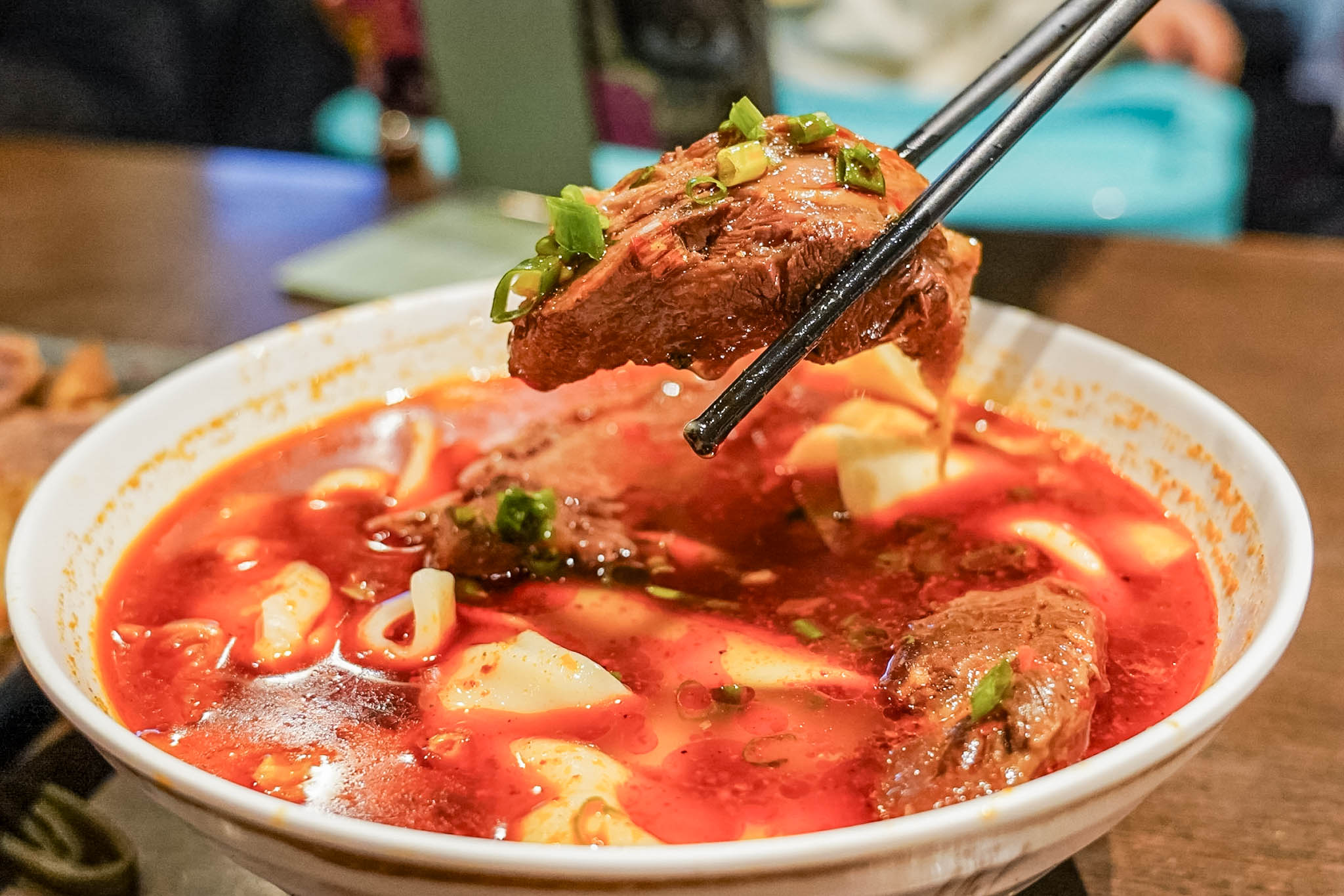 成都老鍋牛肉麵-軟嫩入口即化的一根筋！湯頭香濃好喝，麻辣超夠味，3公分皮帶手工寬麵超推/鄰近將軍村 @靜兒貪吃遊玩愛分享