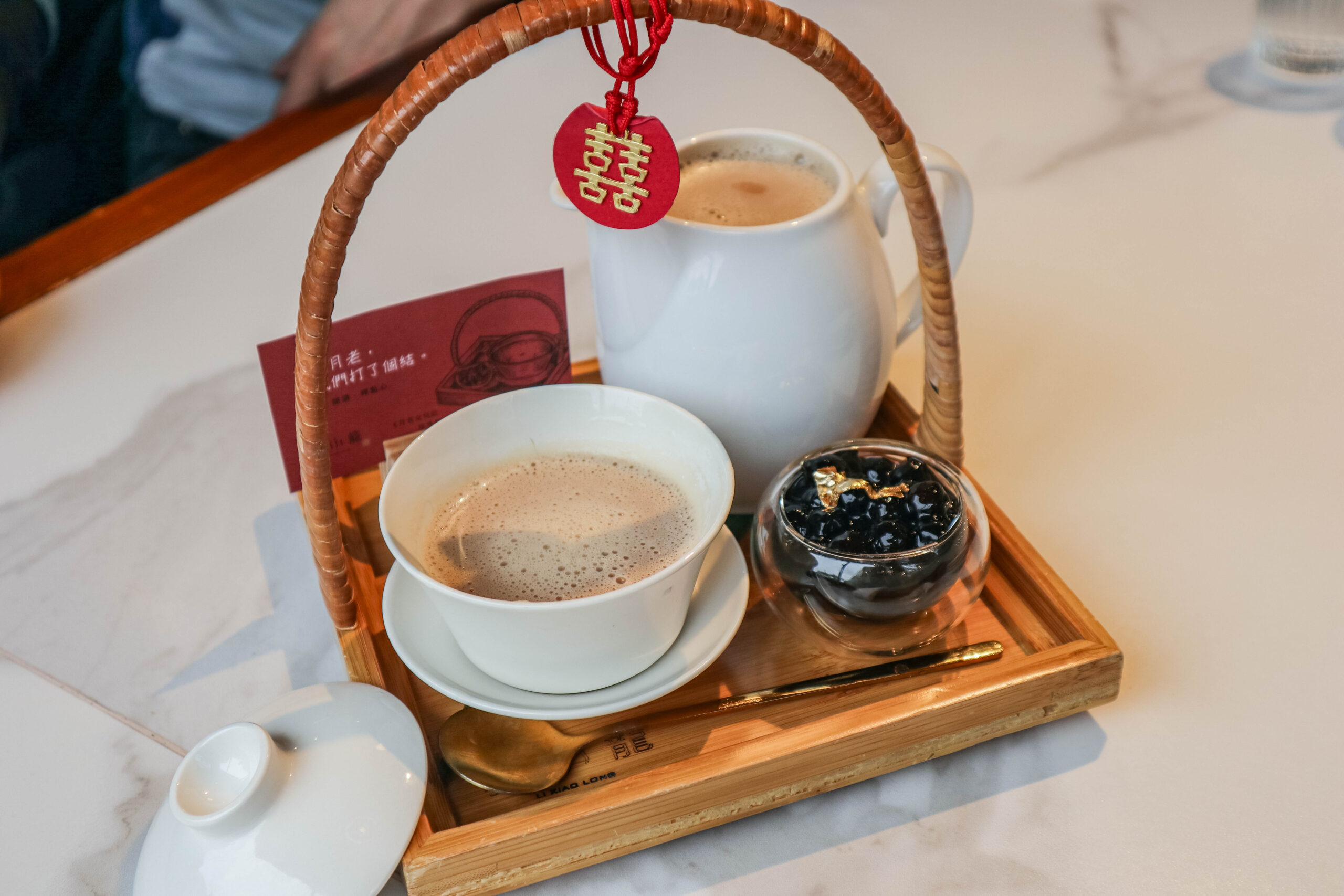 貍小籠點心專門店 LI XIAO LONG-文青質感港式飲茶，繽紛馬卡龍爆漿流沙包，永樂市場美食/鄰近月老霞海城隍廟 @靜兒貪吃遊玩愛分享