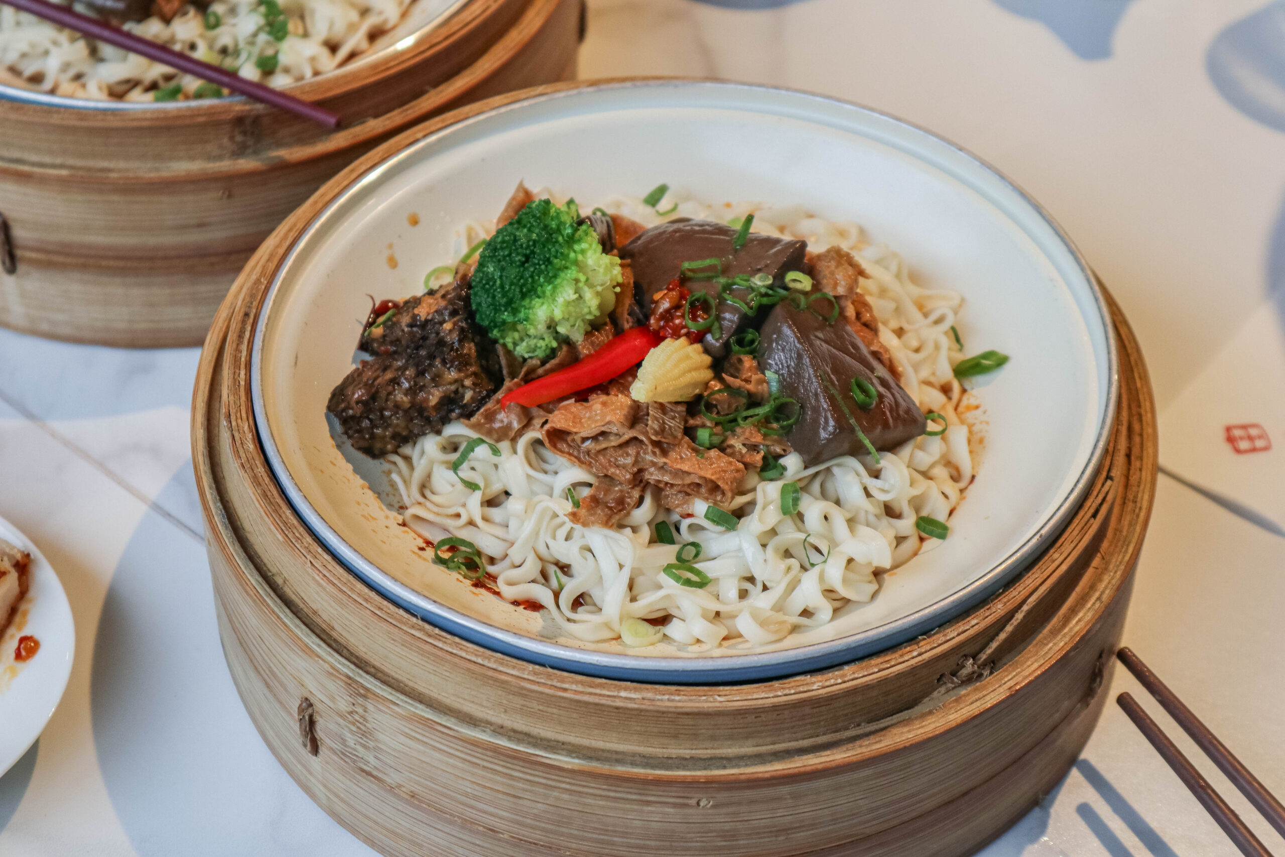 貍小籠點心專門店 LI XIAO LONG-文青質感港式飲茶，繽紛馬卡龍爆漿流沙包，永樂市場美食/鄰近月老霞海城隍廟 @靜兒貪吃遊玩愛分享