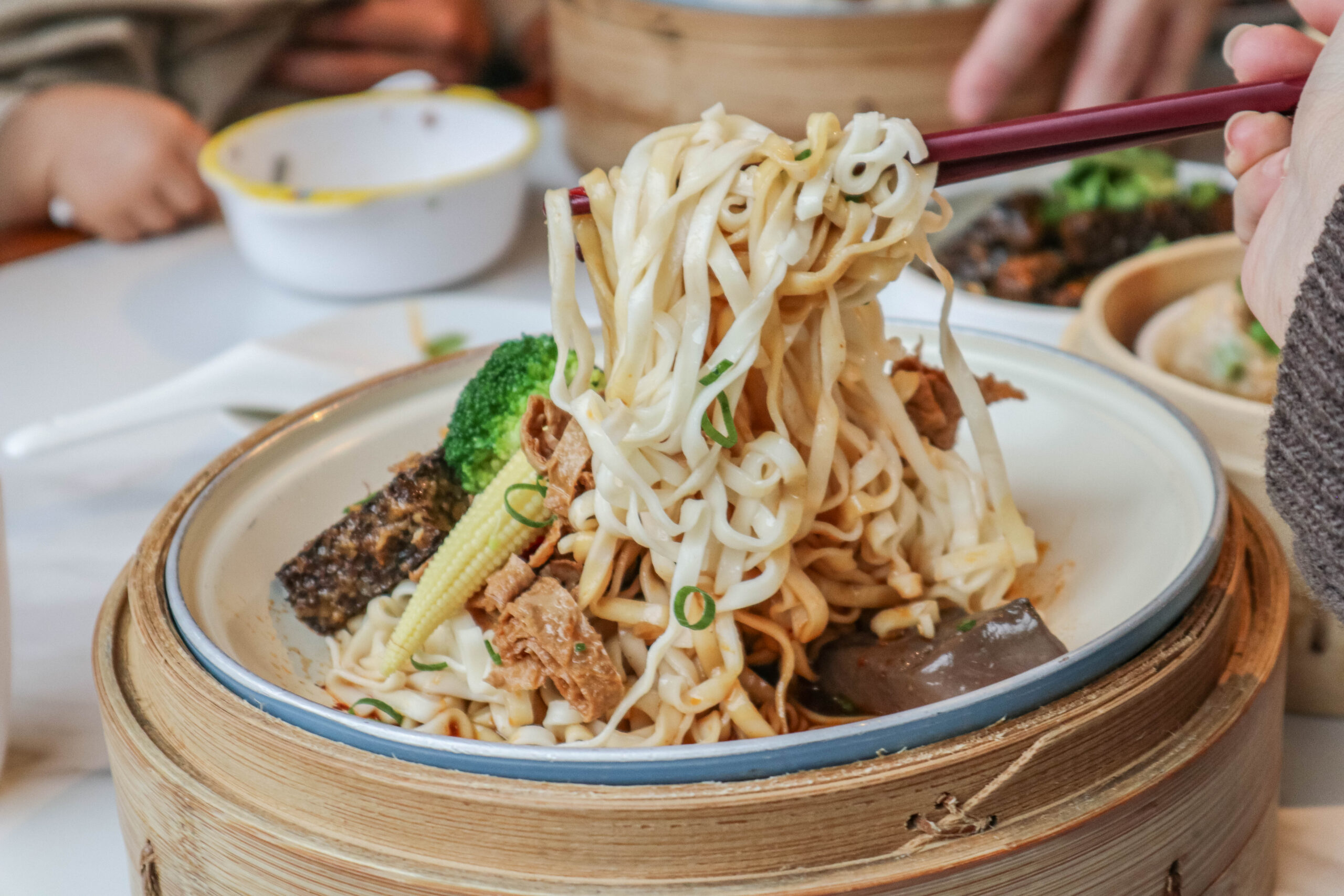 貍小籠點心專門店 LI XIAO LONG-文青質感港式飲茶，繽紛馬卡龍爆漿流沙包，永樂市場美食/鄰近月老霞海城隍廟 @靜兒貪吃遊玩愛分享