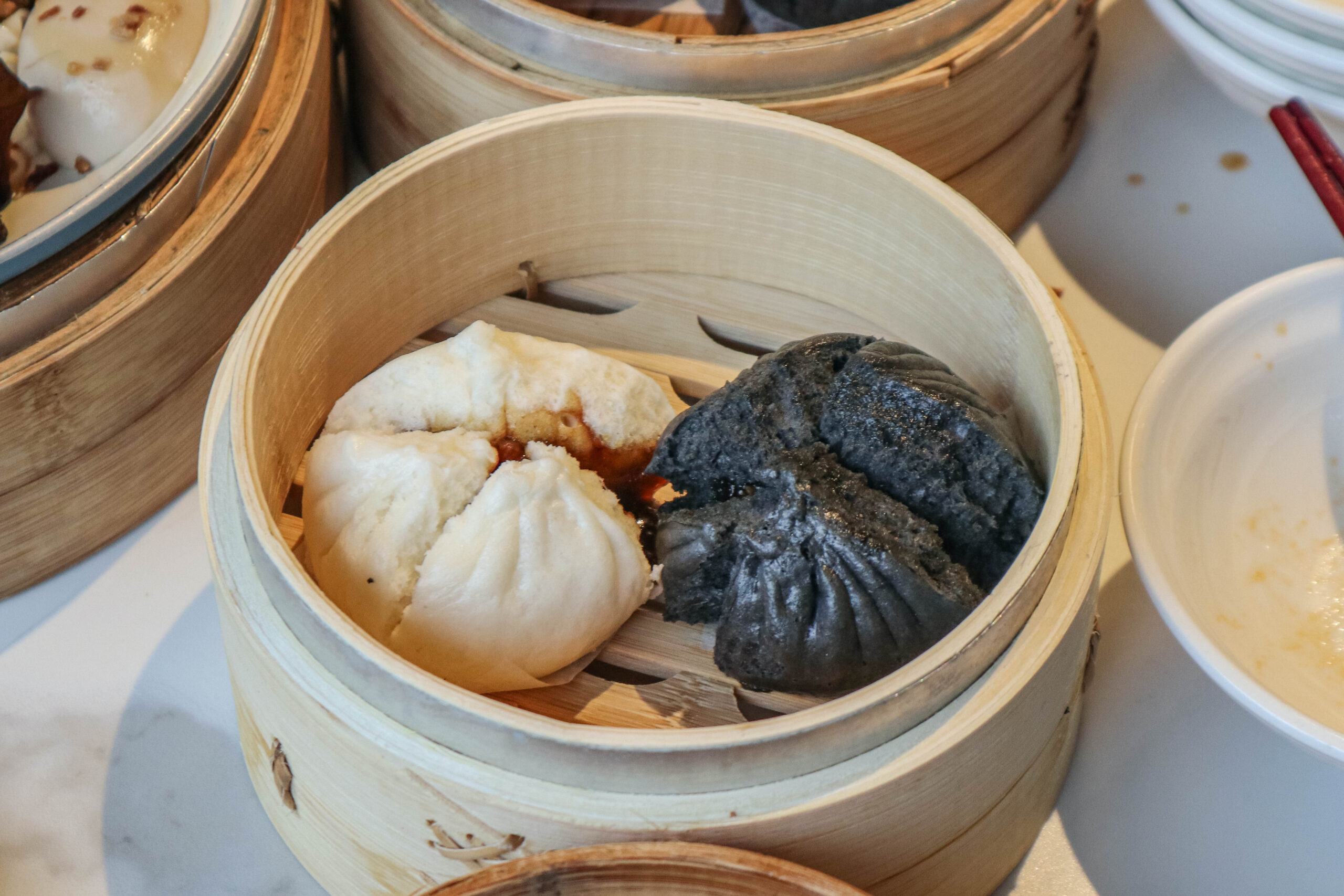 貍小籠點心專門店 LI XIAO LONG-文青質感港式飲茶，繽紛馬卡龍爆漿流沙包，永樂市場美食/鄰近月老霞海城隍廟 @靜兒貪吃遊玩愛分享