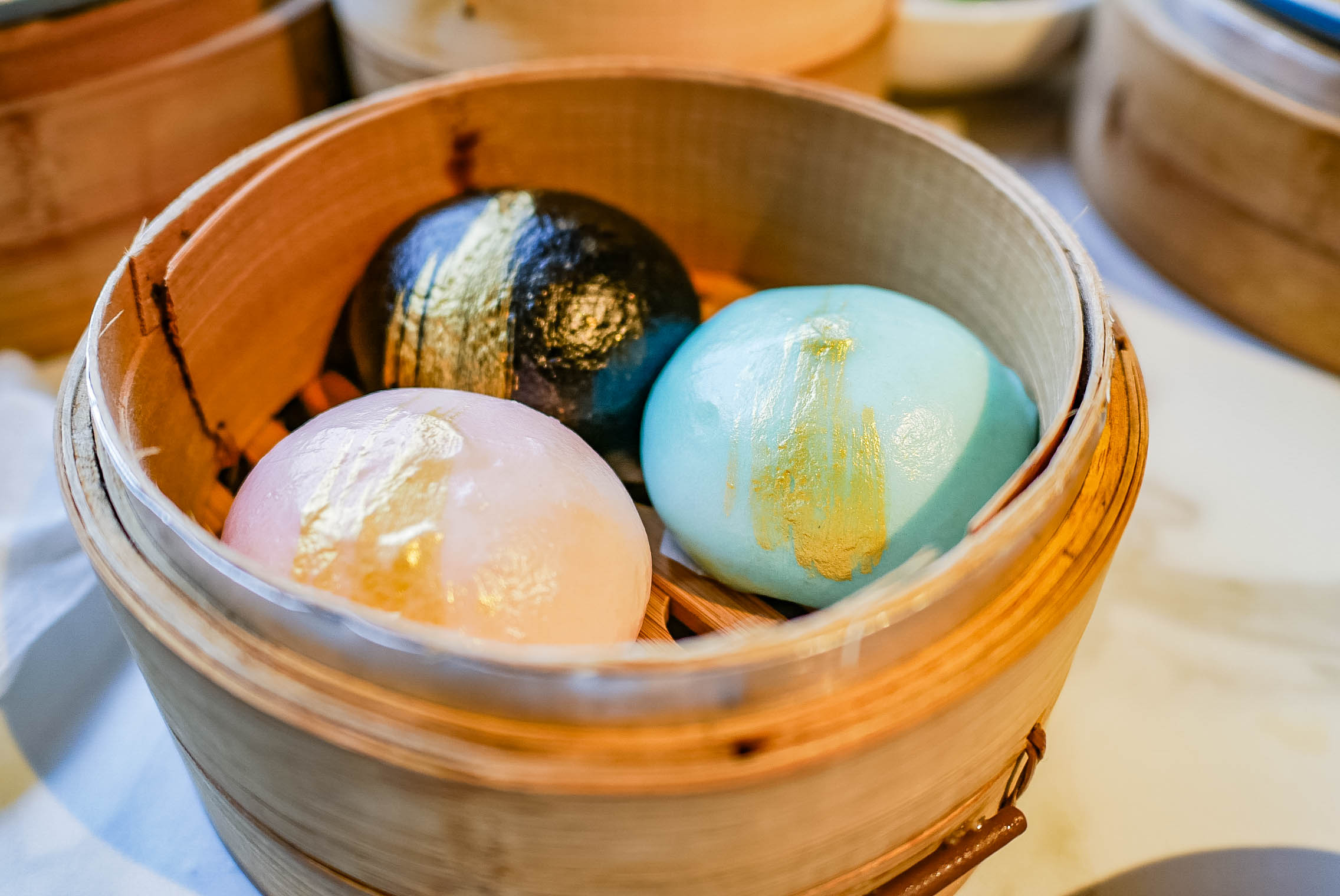 貍小籠點心專門店 LI XIAO LONG-文青質感港式飲茶，繽紛馬卡龍爆漿流沙包，永樂市場美食/鄰近月老霞海城隍廟 @靜兒貪吃遊玩愛分享