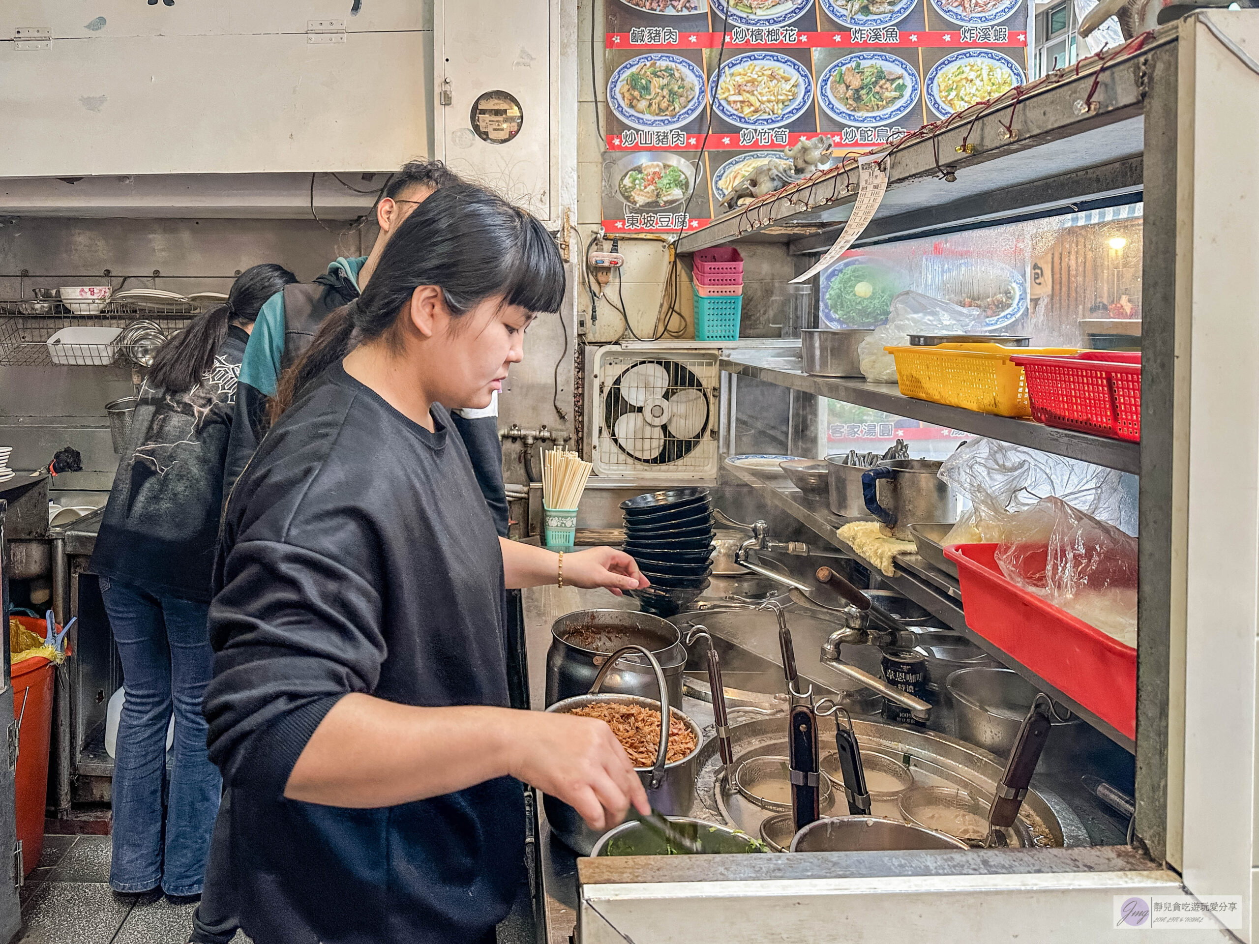 葉媽媽客家湯圓-在地人氣排隊店！家常客家小炒料理，湯粄條、炒山豬肉都不錯/內灣老街美食 @靜兒貪吃遊玩愛分享
