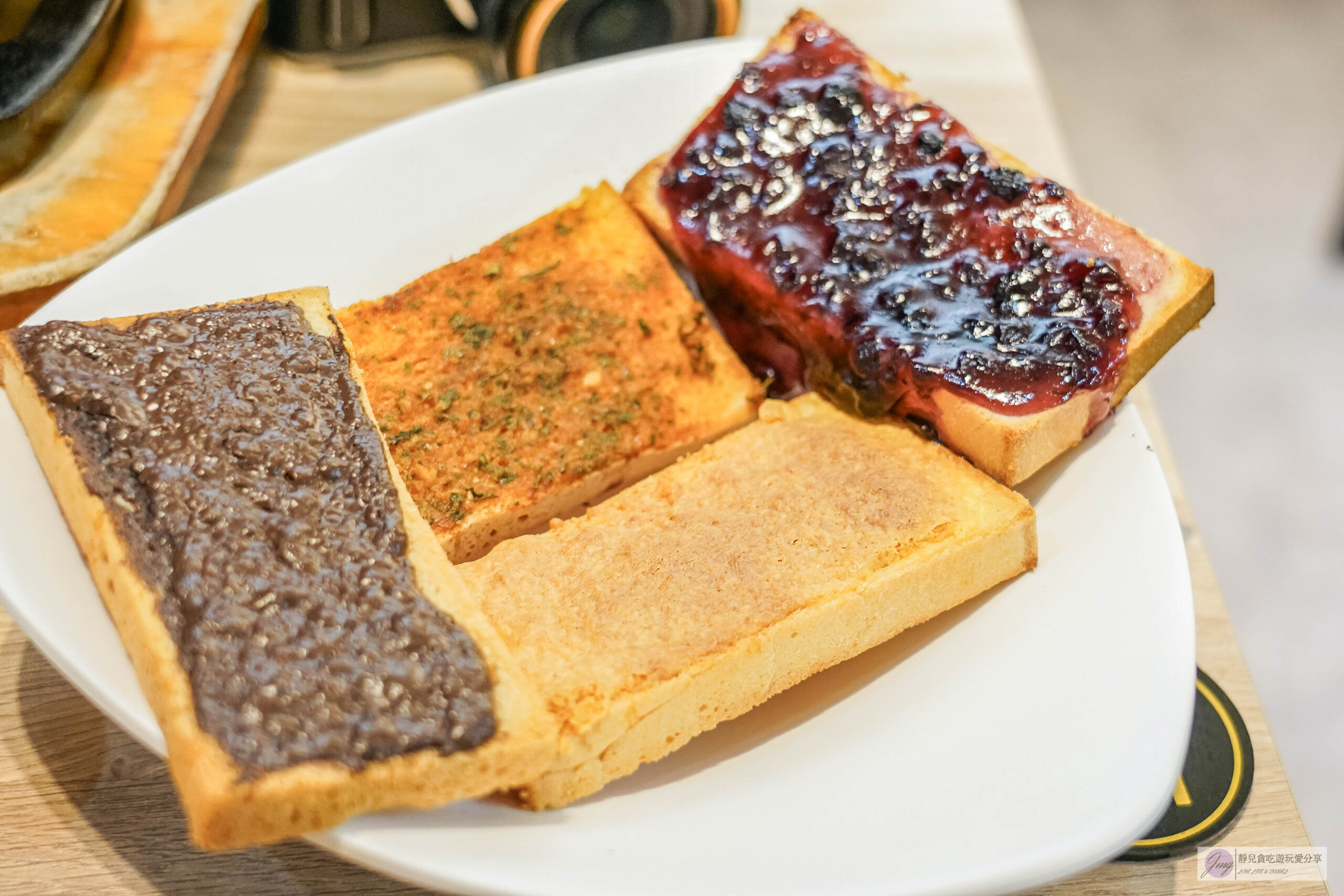 御鼎牛排創意料理-隱藏巷弄內！牛排最低只要185元，超厚沙朗牛排，平價台式人氣排隊鐵板牛排，高CP值自助吧無限吃到飽/中原夜市美食 @靜兒貪吃遊玩愛分享