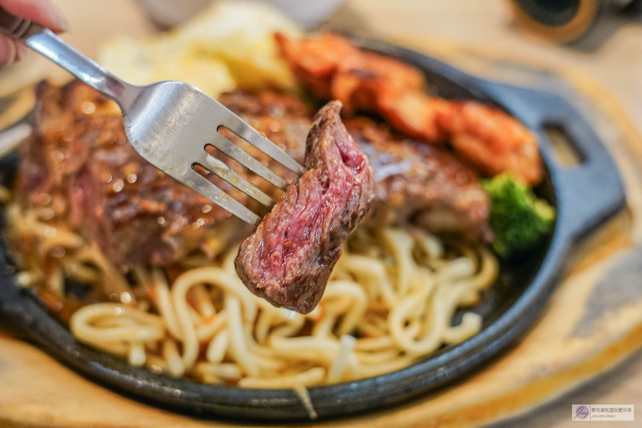 御鼎牛排創意料理-隱藏巷弄內！牛排最低只要185元，超厚沙朗牛排，平價台式人氣排隊鐵板牛排，高CP值自助吧無限吃到飽/中原夜市美食 @靜兒貪吃遊玩愛分享