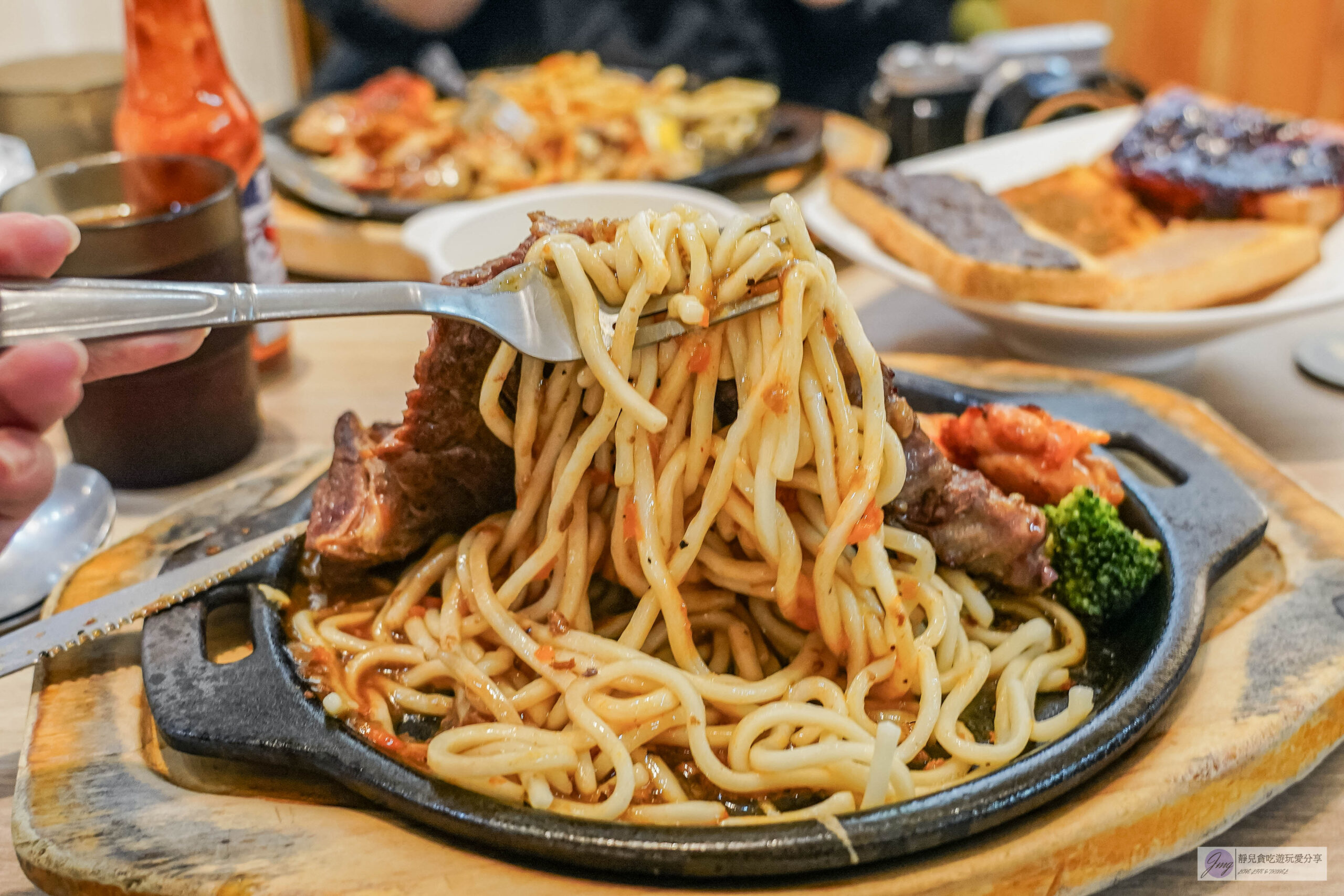 御鼎牛排創意料理-隱藏巷弄內！牛排最低只要185元，超厚沙朗牛排，平價台式人氣排隊鐵板牛排，高CP值自助吧無限吃到飽/中原夜市美食 @靜兒貪吃遊玩愛分享