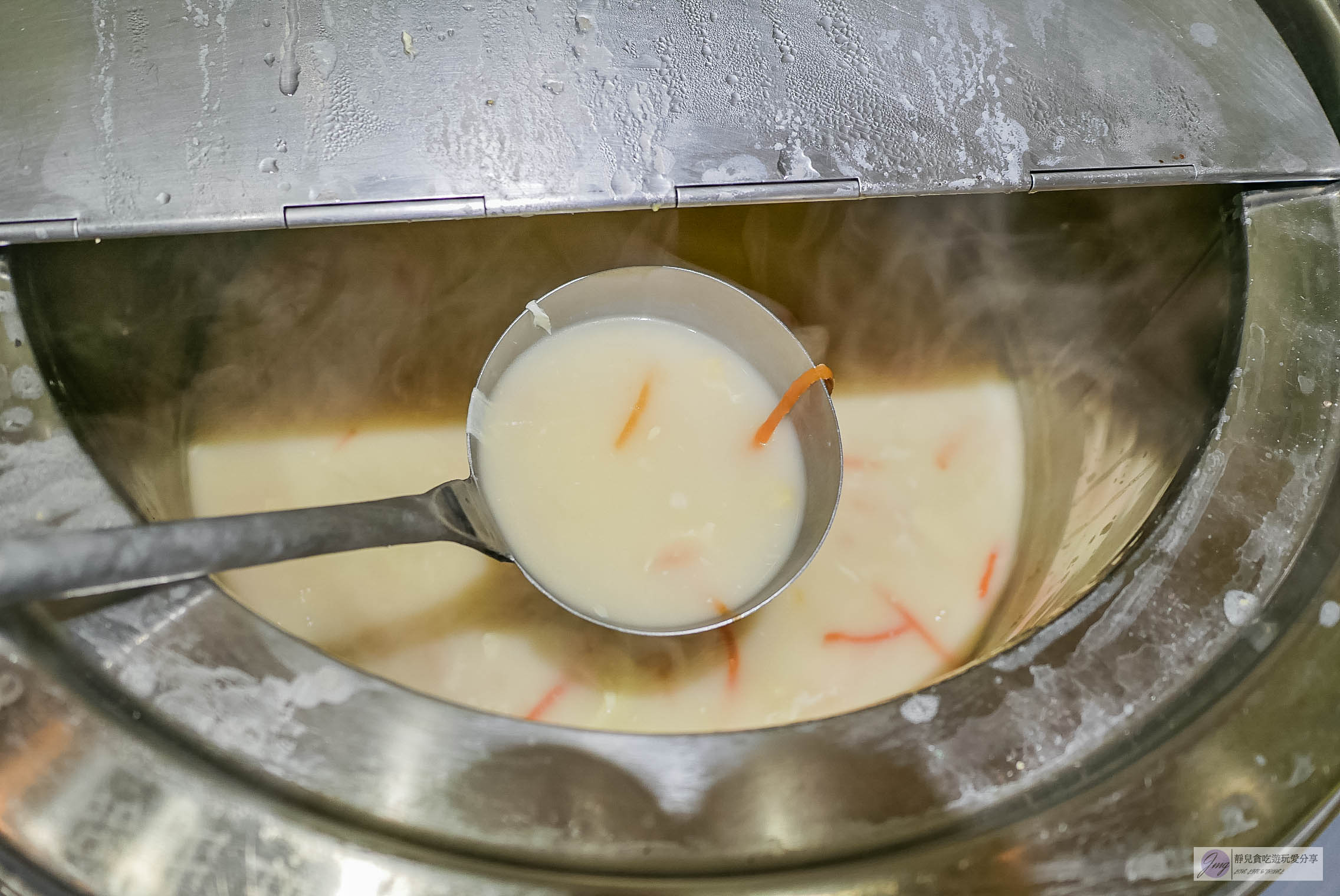 御鼎牛排創意料理-隱藏巷弄內！牛排最低只要185元，超厚沙朗牛排，平價台式人氣排隊鐵板牛排，高CP值自助吧無限吃到飽/中原夜市美食 @靜兒貪吃遊玩愛分享