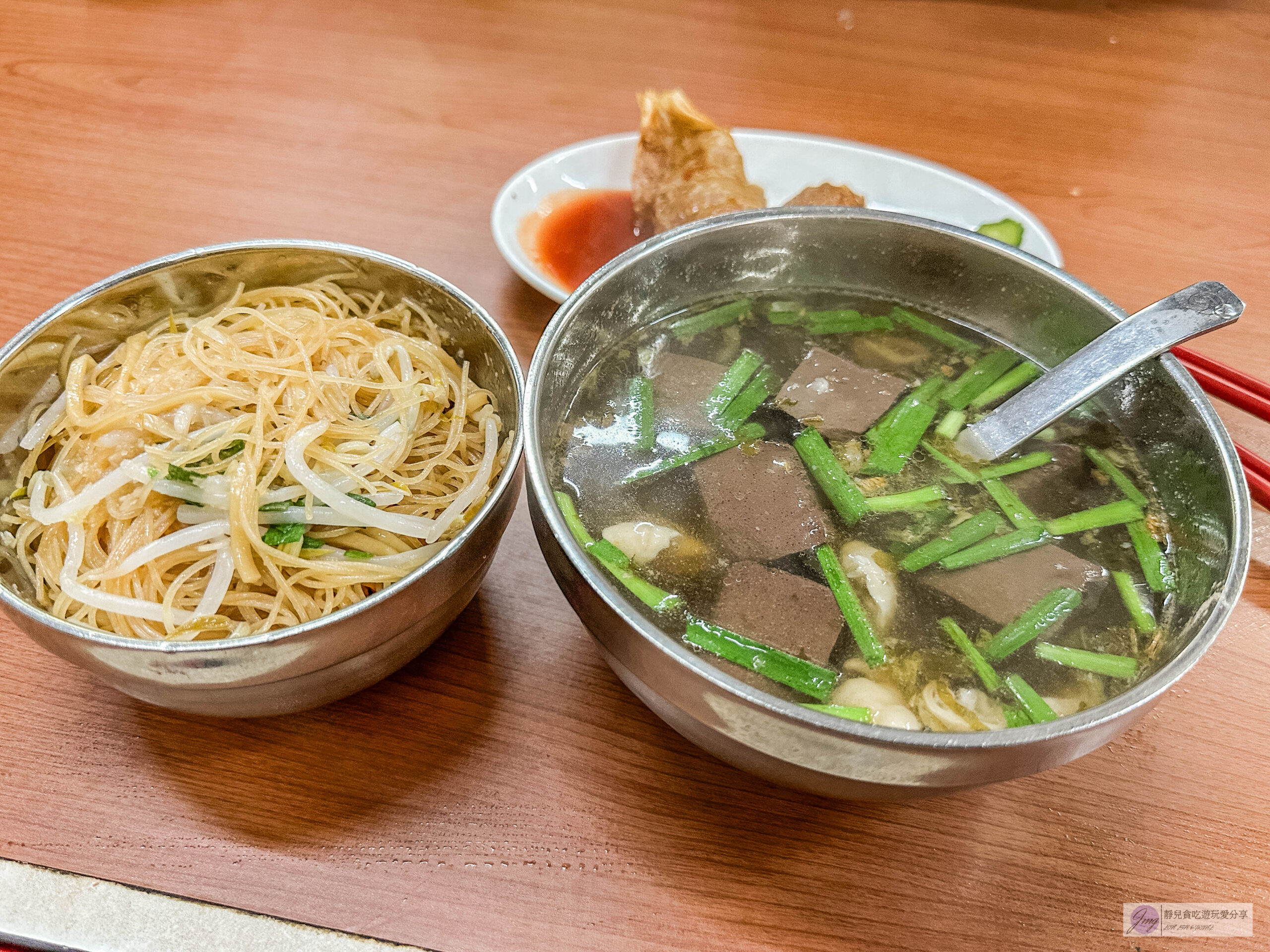 吳媽媽古早味豬血湯-在地40多年老店！傳承第三代的古早味，炒米粉配豬血湯絕配/慈聖宮美食街 @靜兒貪吃遊玩愛分享