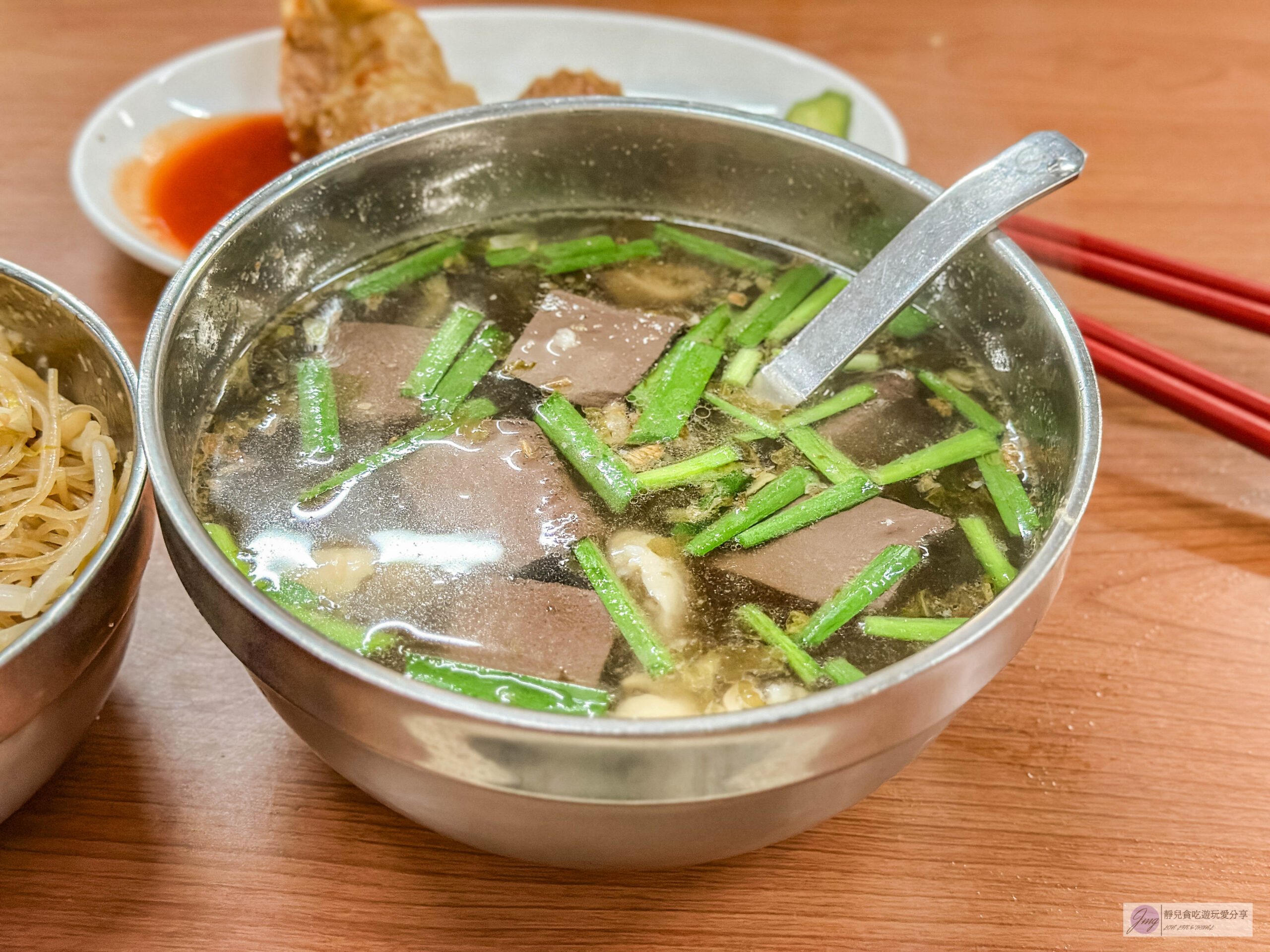 吳媽媽古早味豬血湯-在地40多年老店！傳承第三代的古早味，炒米粉配豬血湯絕配/慈聖宮美食街 @靜兒貪吃遊玩愛分享