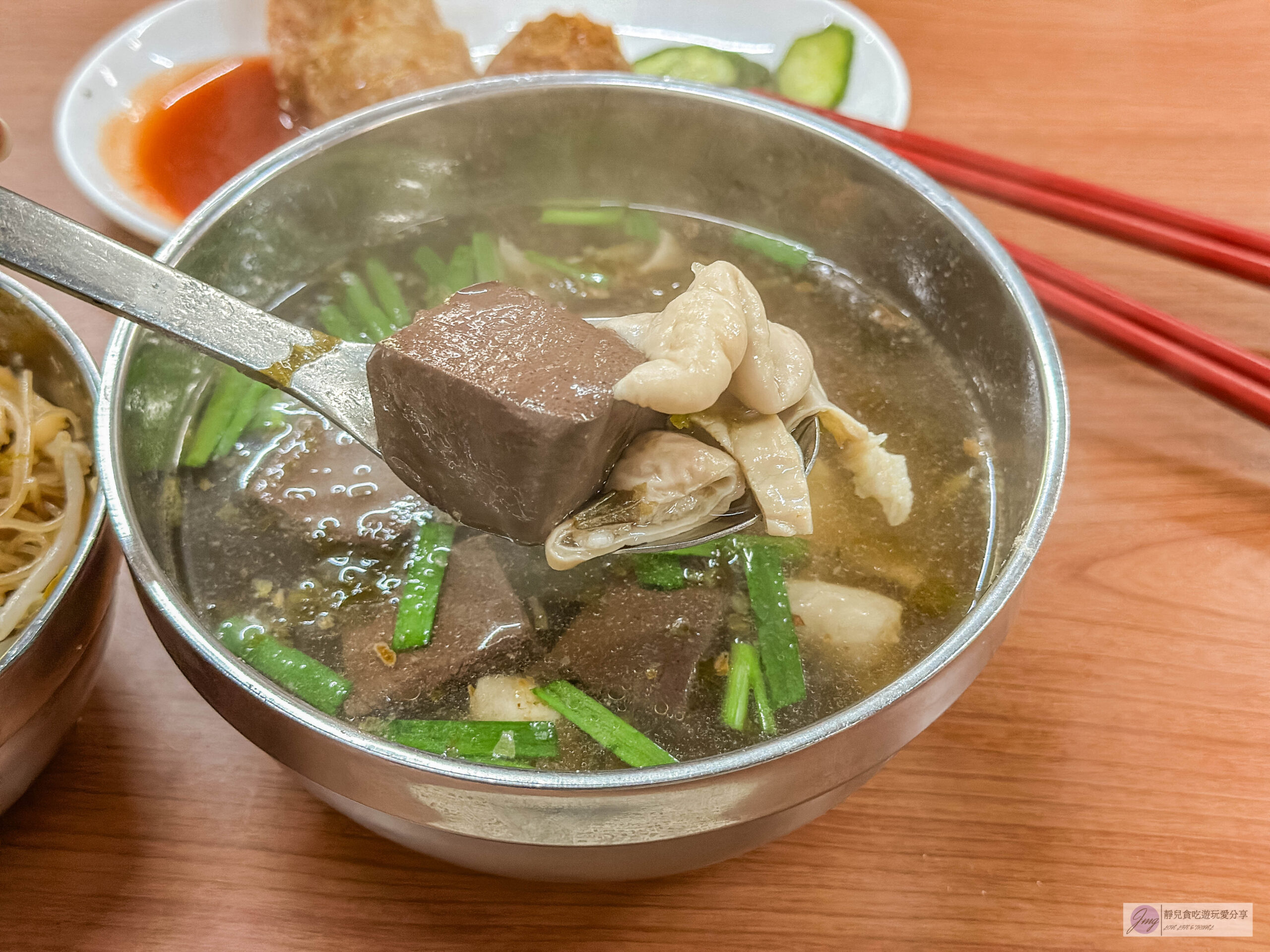 吳媽媽古早味豬血湯-在地40多年老店！傳承第三代的古早味，炒米粉配豬血湯絕配/慈聖宮美食街 @靜兒貪吃遊玩愛分享