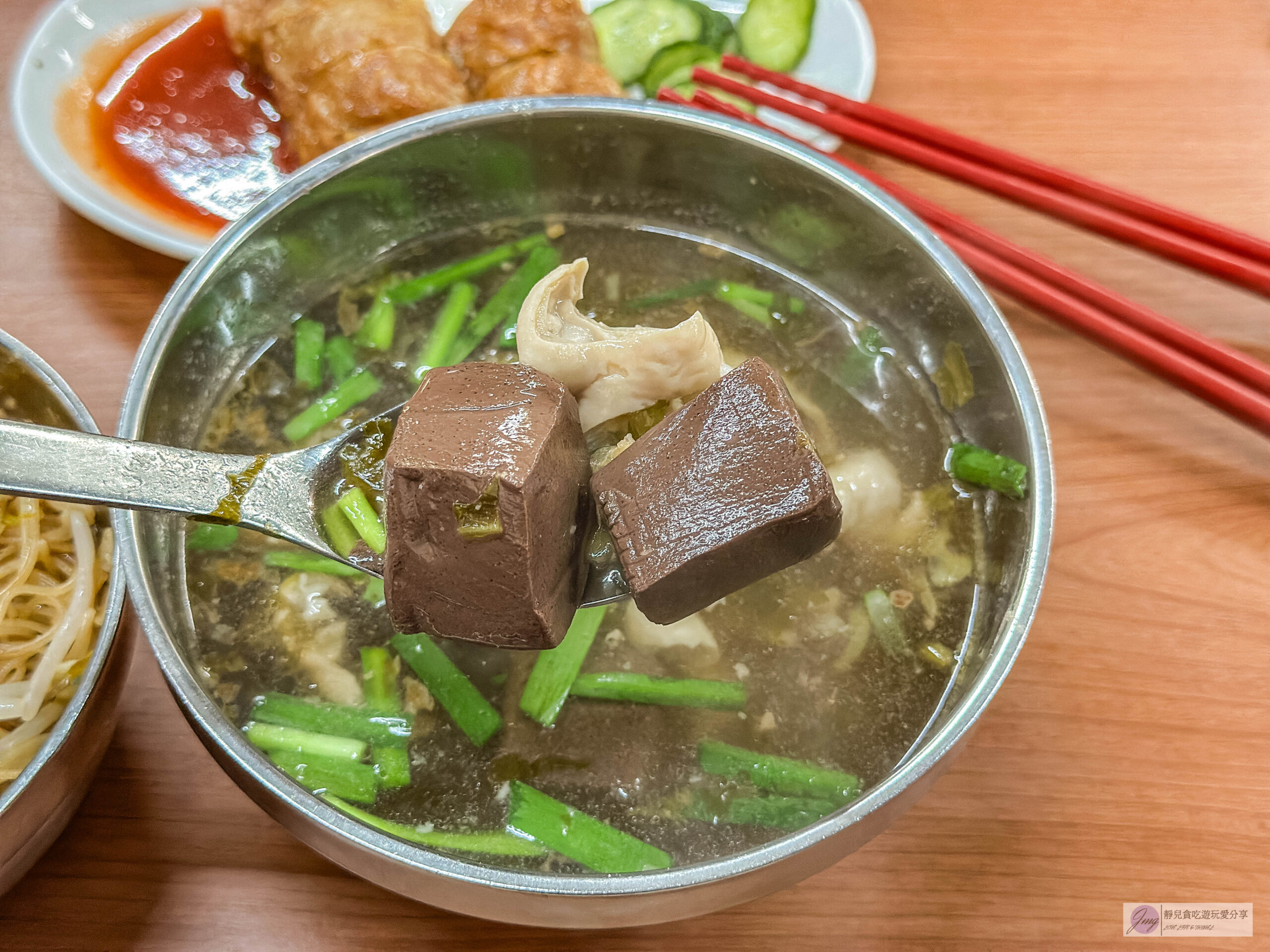 吳媽媽古早味豬血湯-在地40多年老店！傳承第三代的古早味，炒米粉配豬血湯絕配/慈聖宮美食街 @靜兒貪吃遊玩愛分享