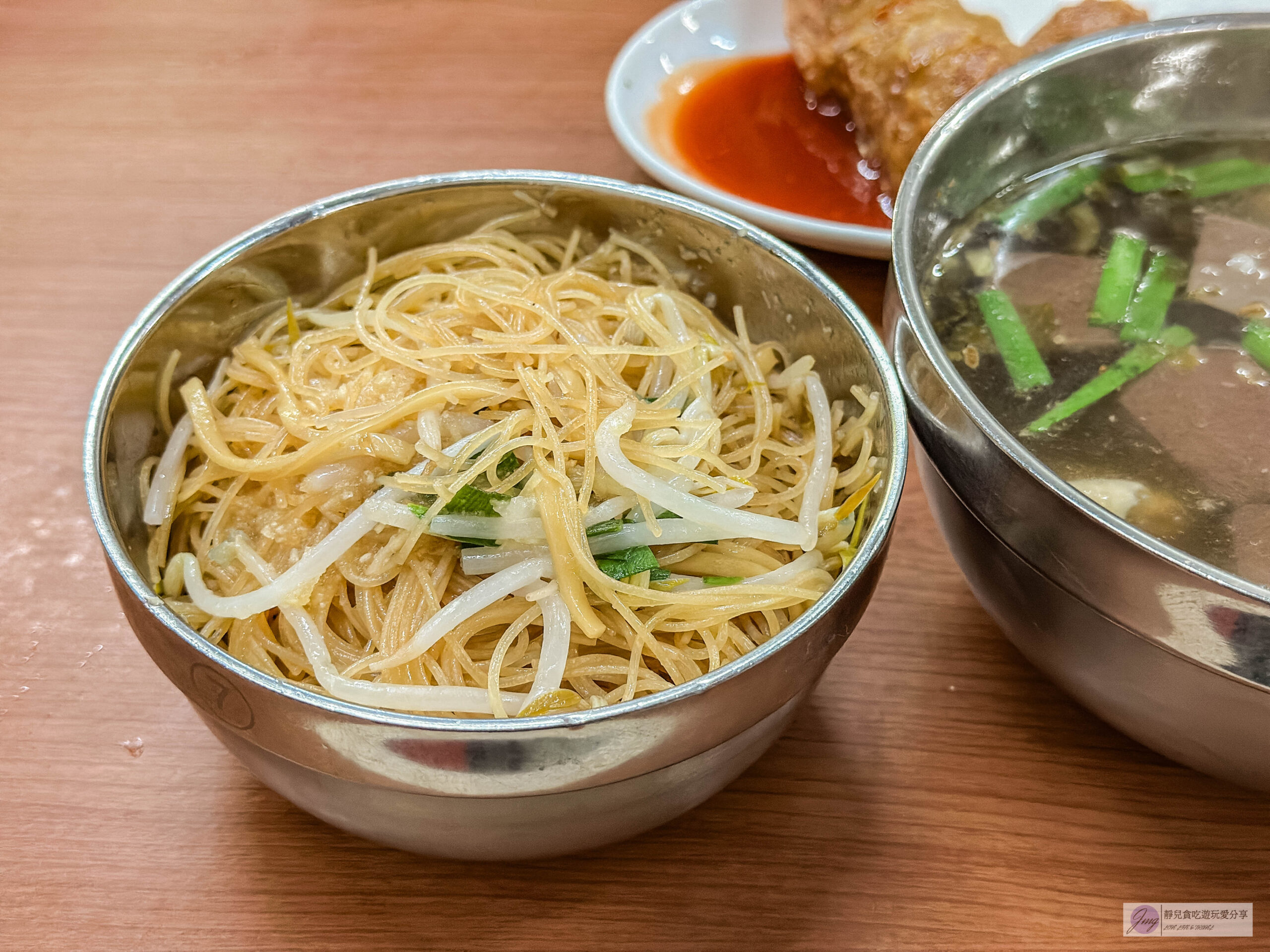 吳媽媽古早味豬血湯-在地40多年老店！傳承第三代的古早味，炒米粉配豬血湯絕配/慈聖宮美食街 @靜兒貪吃遊玩愛分享