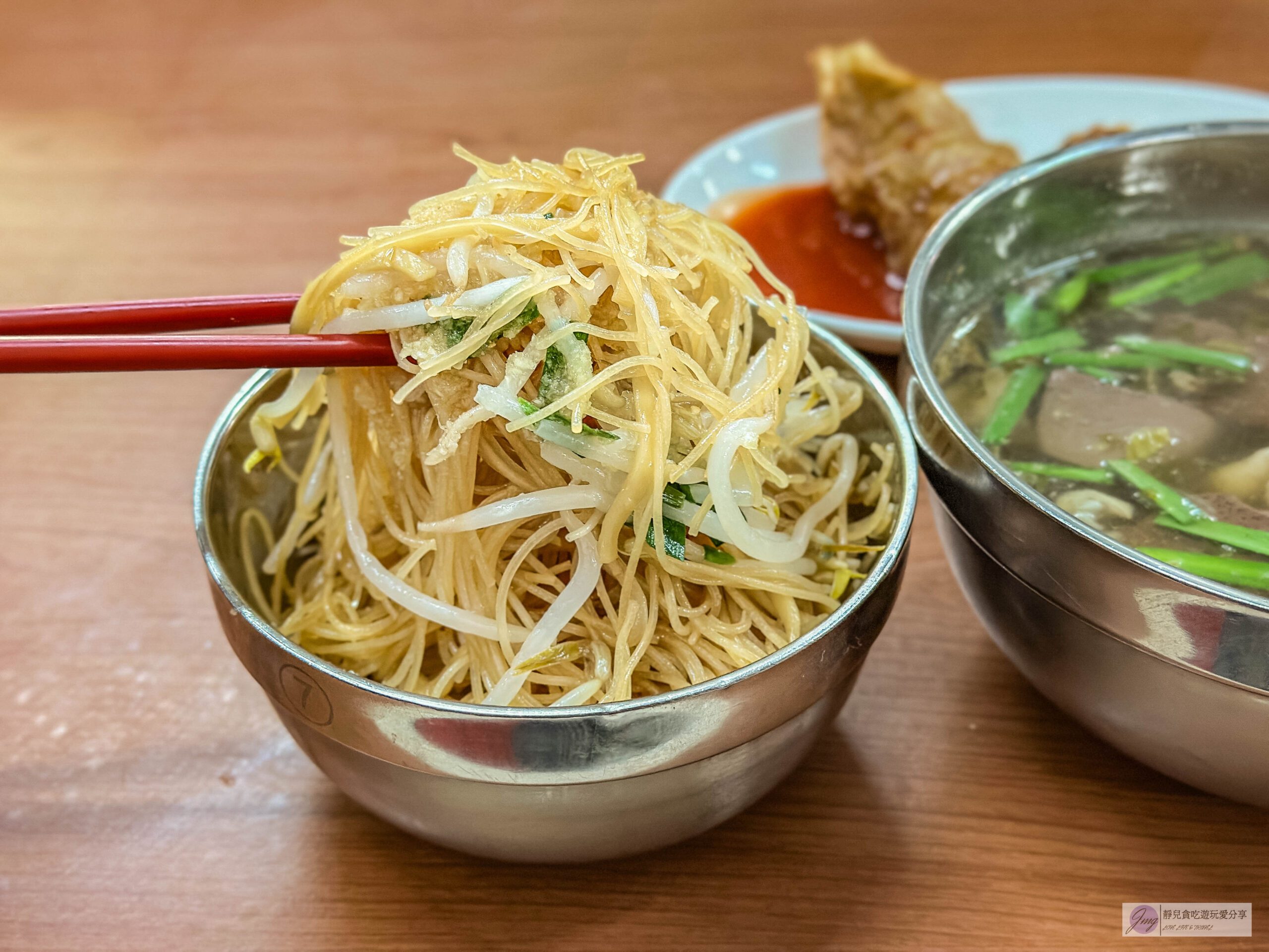 吳媽媽古早味豬血湯-在地40多年老店！傳承第三代的古早味，炒米粉配豬血湯絕配/慈聖宮美食街 @靜兒貪吃遊玩愛分享
