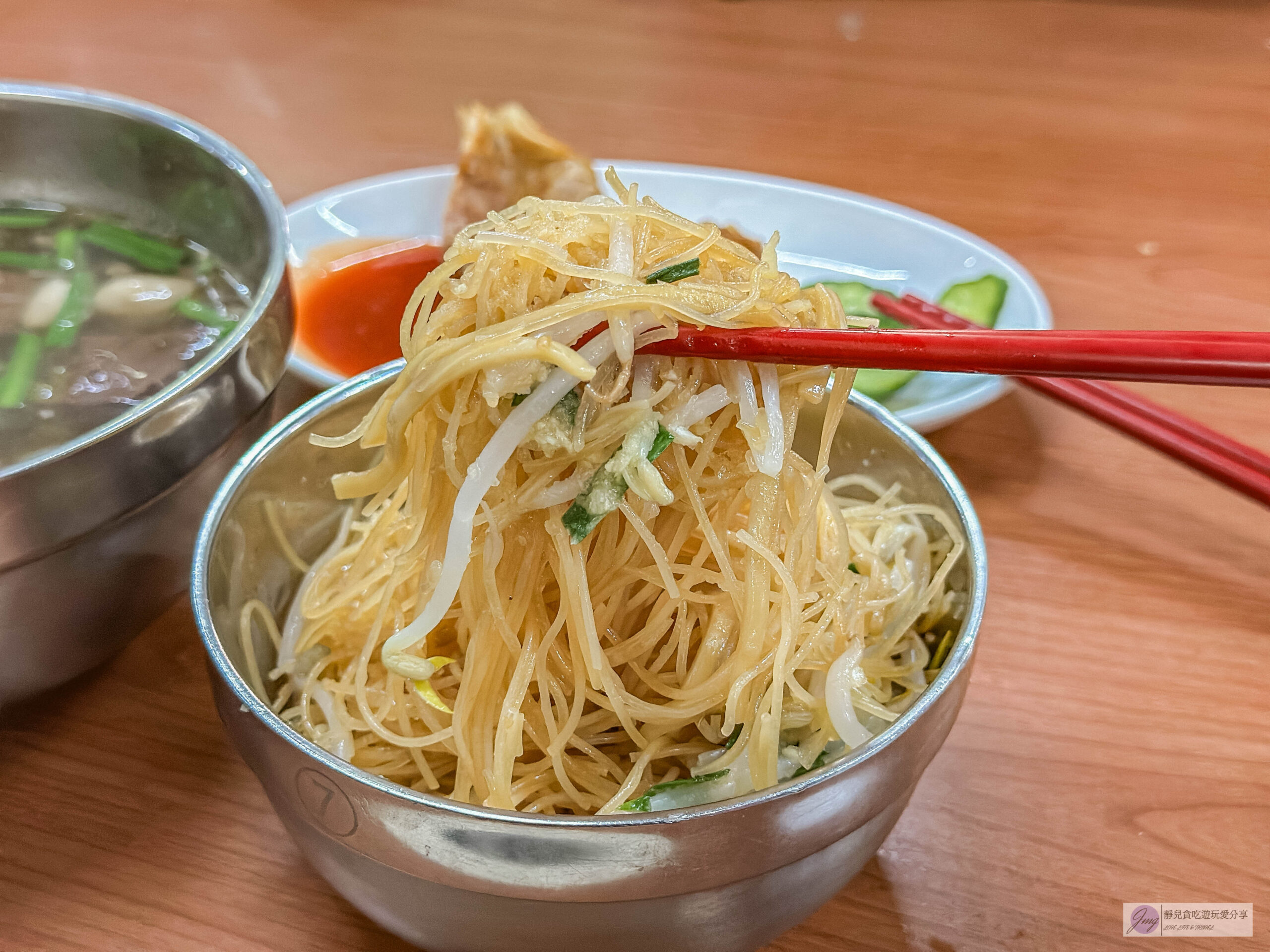 吳媽媽古早味豬血湯-在地40多年老店！傳承第三代的古早味，炒米粉配豬血湯絕配/慈聖宮美食街 @靜兒貪吃遊玩愛分享