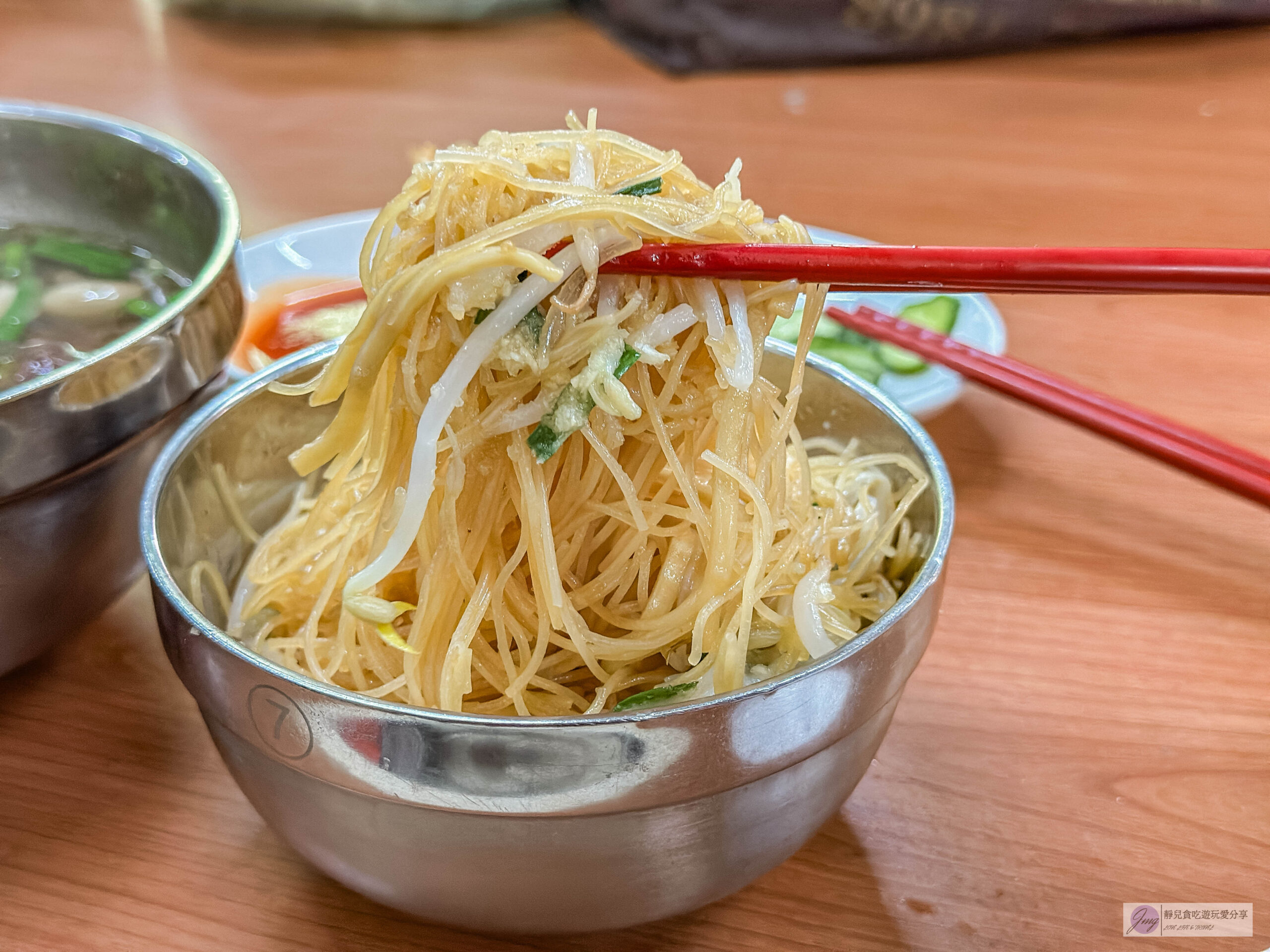 吳媽媽古早味豬血湯-在地40多年老店！傳承第三代的古早味，炒米粉配豬血湯絕配/慈聖宮美食街 @靜兒貪吃遊玩愛分享