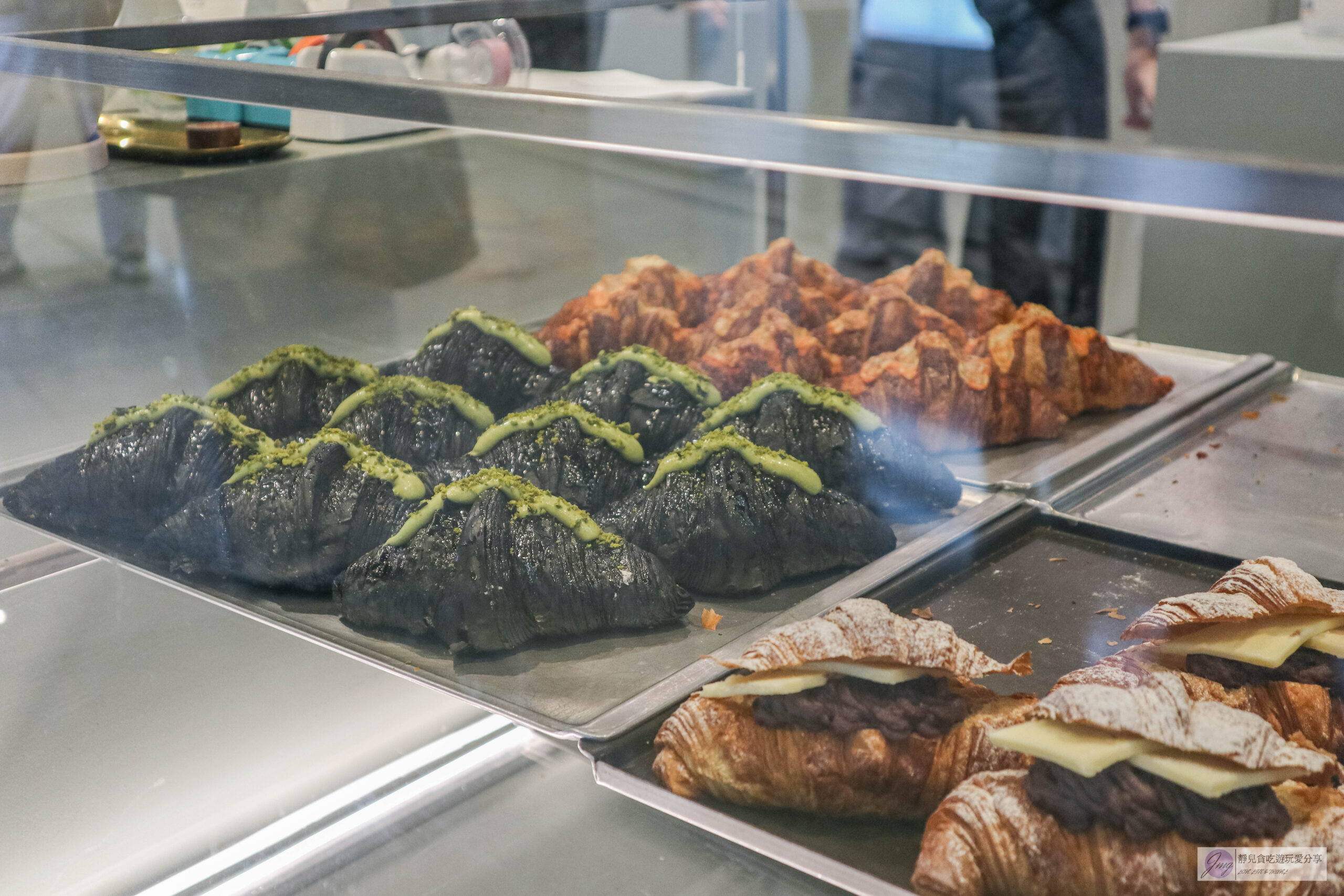 NO COFFEE 台北中山店-酥到掉渣的酥脆可頌，期間限定黑金的開心果可頌、奶蓋拿鐵/鄰近中山捷運站 @靜兒貪吃遊玩愛分享