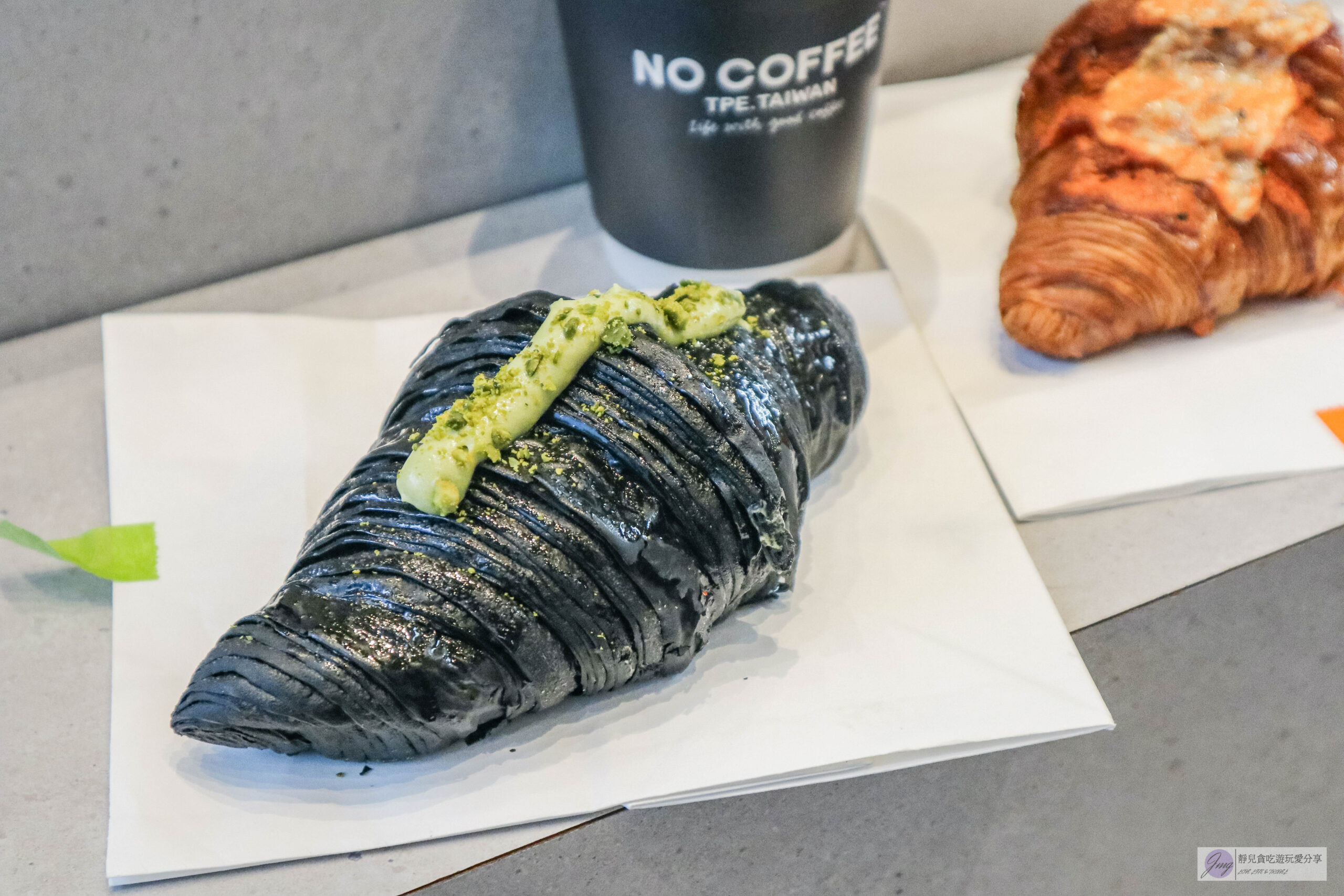 NO COFFEE 台北中山店-酥到掉渣的酥脆可頌，期間限定黑金的開心果可頌、奶蓋拿鐵/鄰近中山捷運站 @靜兒貪吃遊玩愛分享