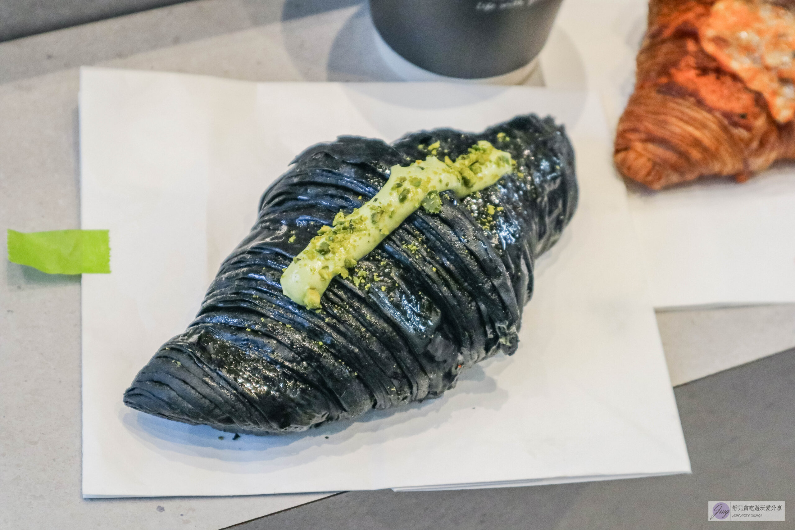 NO COFFEE 台北中山店-酥到掉渣的酥脆可頌，期間限定黑金的開心果可頌、奶蓋拿鐵/鄰近中山捷運站 @靜兒貪吃遊玩愛分享