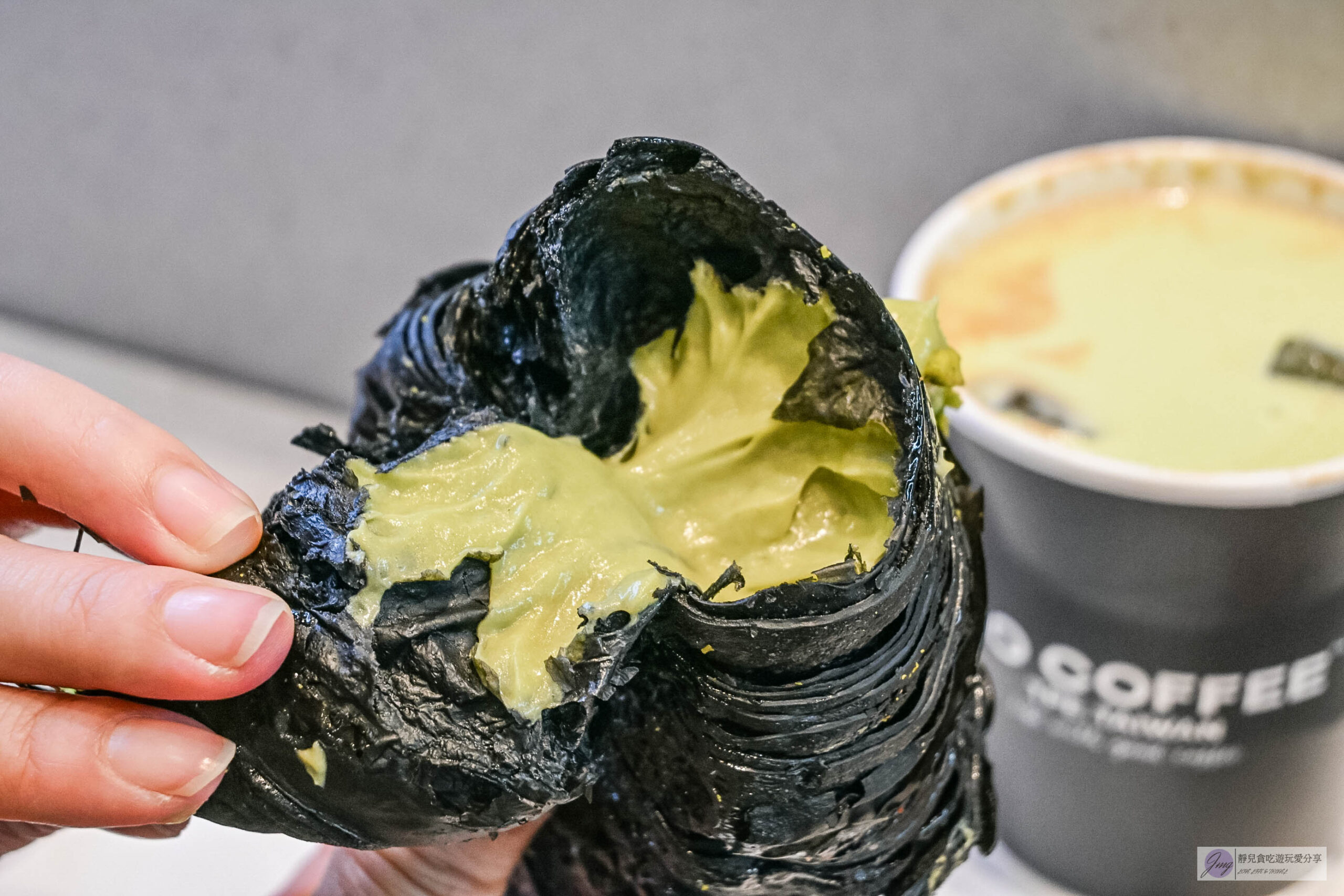 NO COFFEE 台北中山店-酥到掉渣的酥脆可頌，期間限定黑金的開心果可頌、奶蓋拿鐵/鄰近中山捷運站 @靜兒貪吃遊玩愛分享