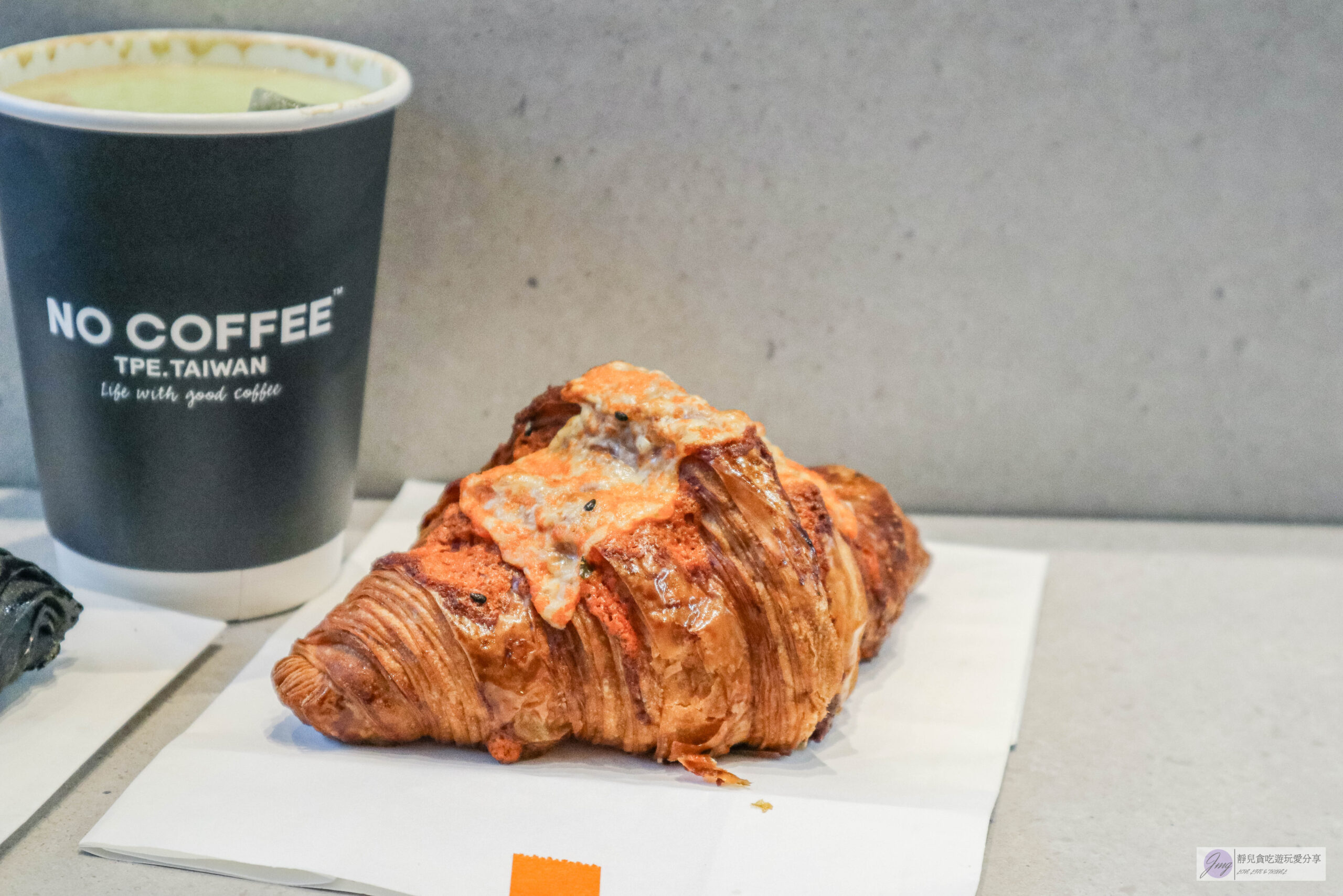 NO COFFEE 台北中山店-酥到掉渣的酥脆可頌，期間限定黑金的開心果可頌、奶蓋拿鐵/鄰近中山捷運站 @靜兒貪吃遊玩愛分享