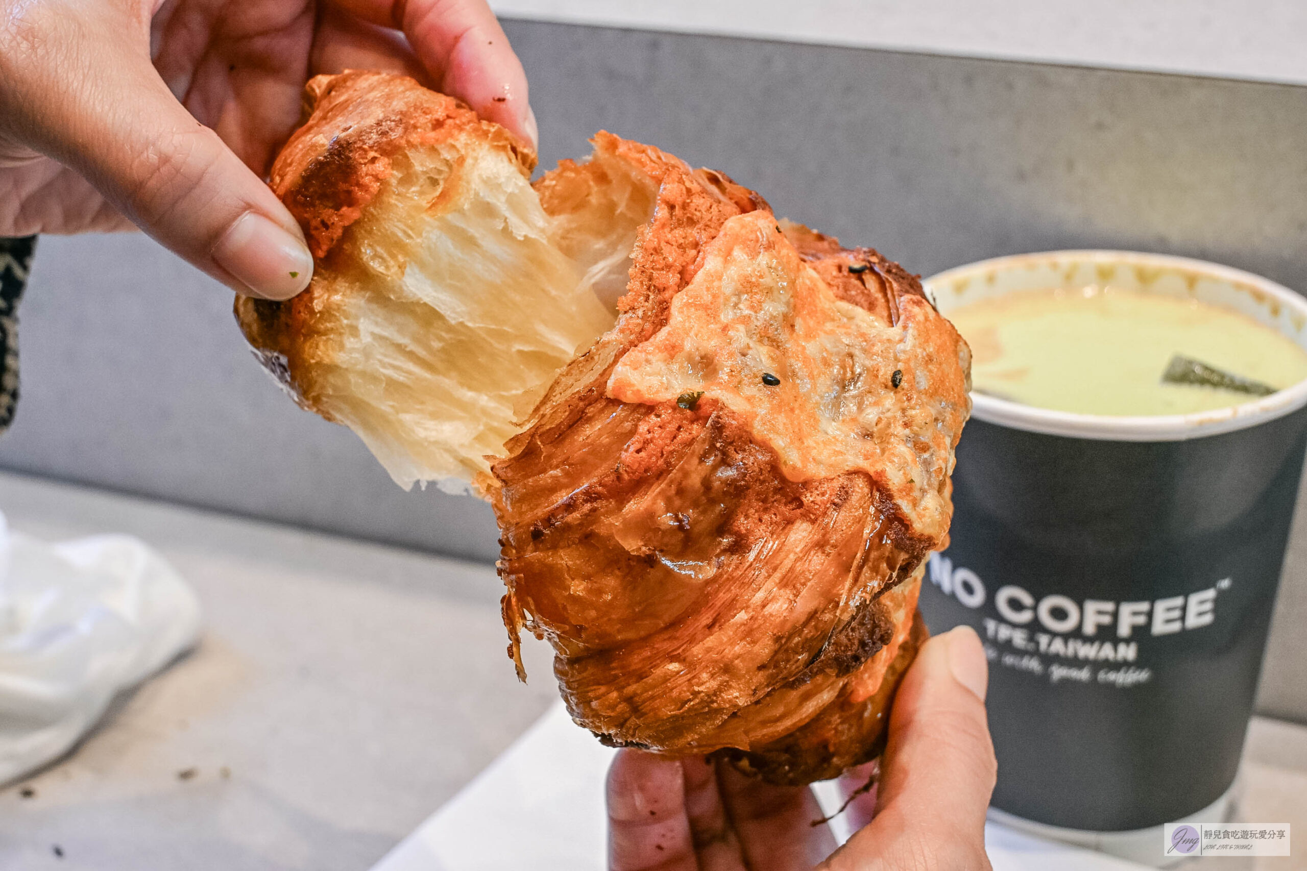 NO COFFEE 台北中山店-酥到掉渣的酥脆可頌，期間限定黑金的開心果可頌、奶蓋拿鐵/鄰近中山捷運站 @靜兒貪吃遊玩愛分享