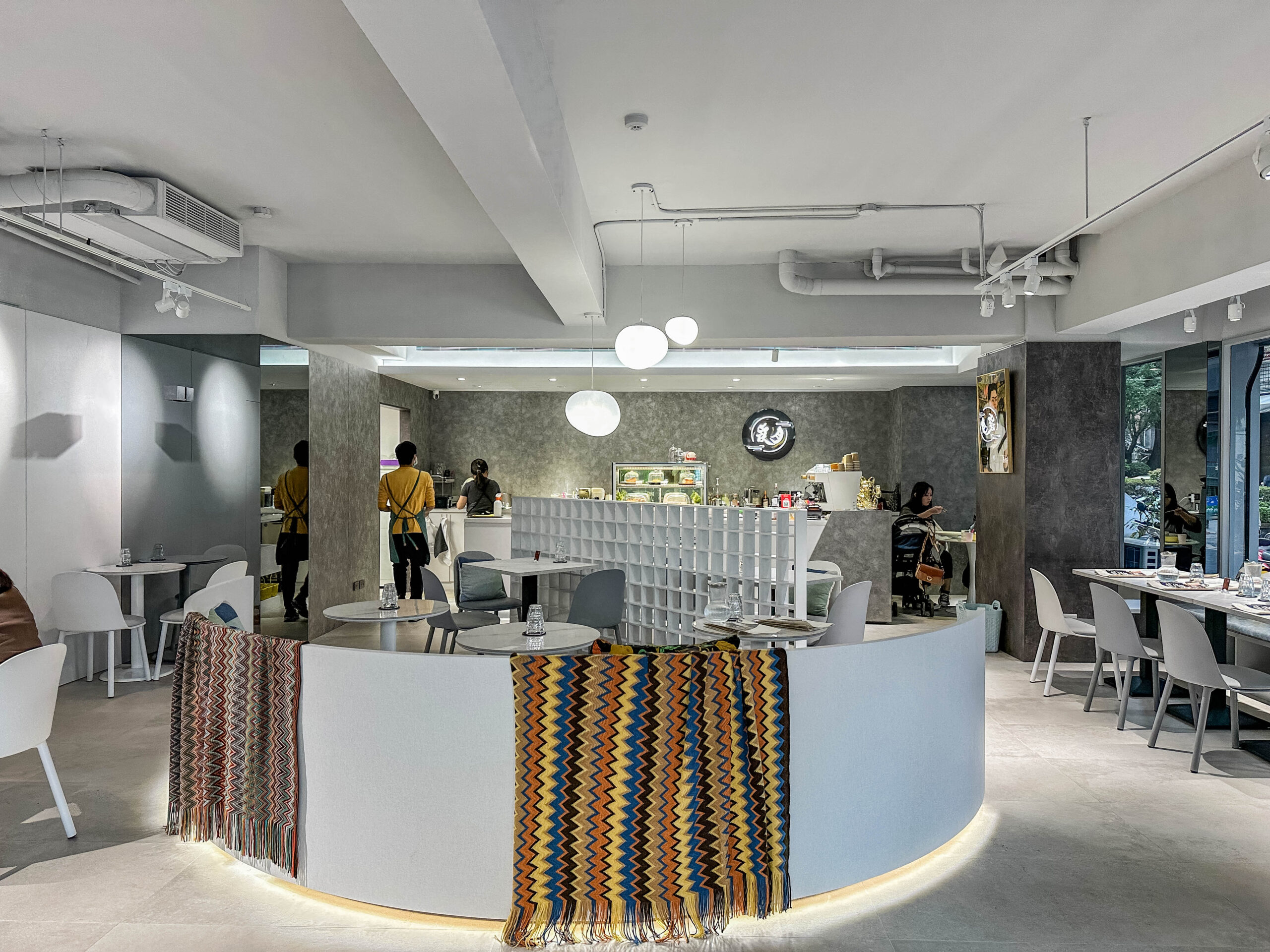 月霞 Waha 二店-隱藏巷弄內！清新文青質感小店，推薦手打漢堡排咖哩/鄰近雙連捷運站 @靜兒貪吃遊玩愛分享