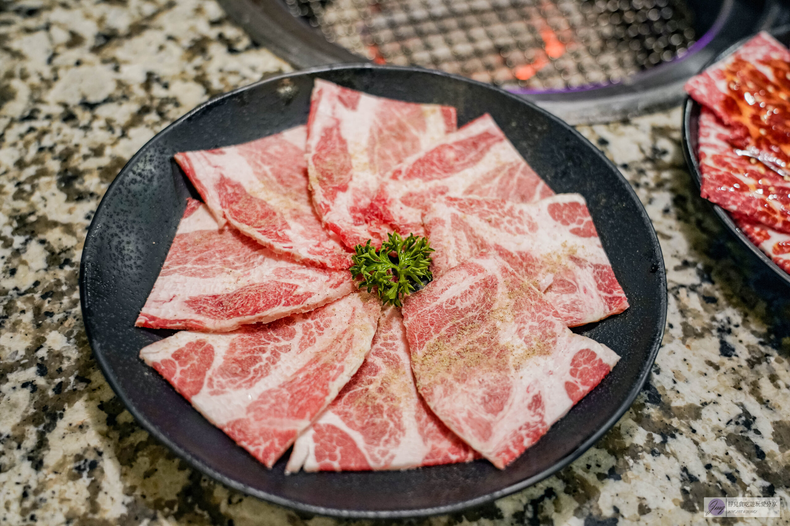 Oh ! Yaki 精緻燒肉吃到飽中壢店-599燒肉吃到飽！多達80道食材可選，超厚實牛排，搭配生菜泡菜起司DIY三種吃法/鄰近中壢中正公園 @靜兒貪吃遊玩愛分享