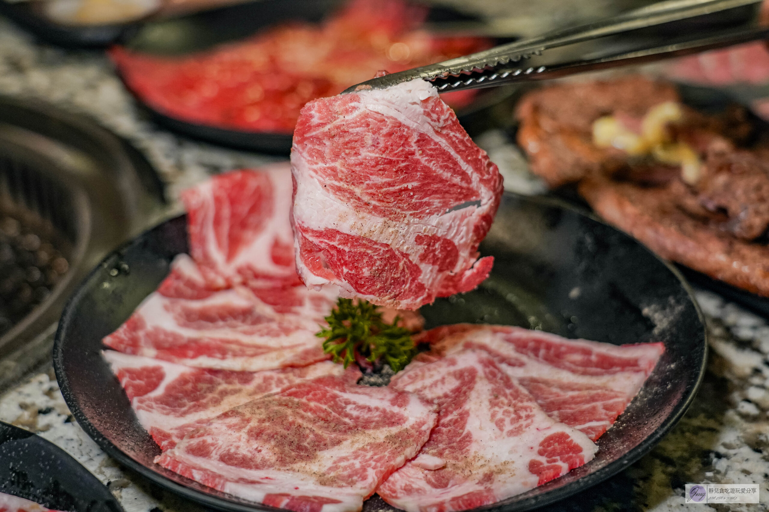 Oh ! Yaki 精緻燒肉吃到飽中壢店-599燒肉吃到飽！多達80道食材可選，超厚實牛排，搭配生菜泡菜起司DIY三種吃法/鄰近中壢中正公園 @靜兒貪吃遊玩愛分享