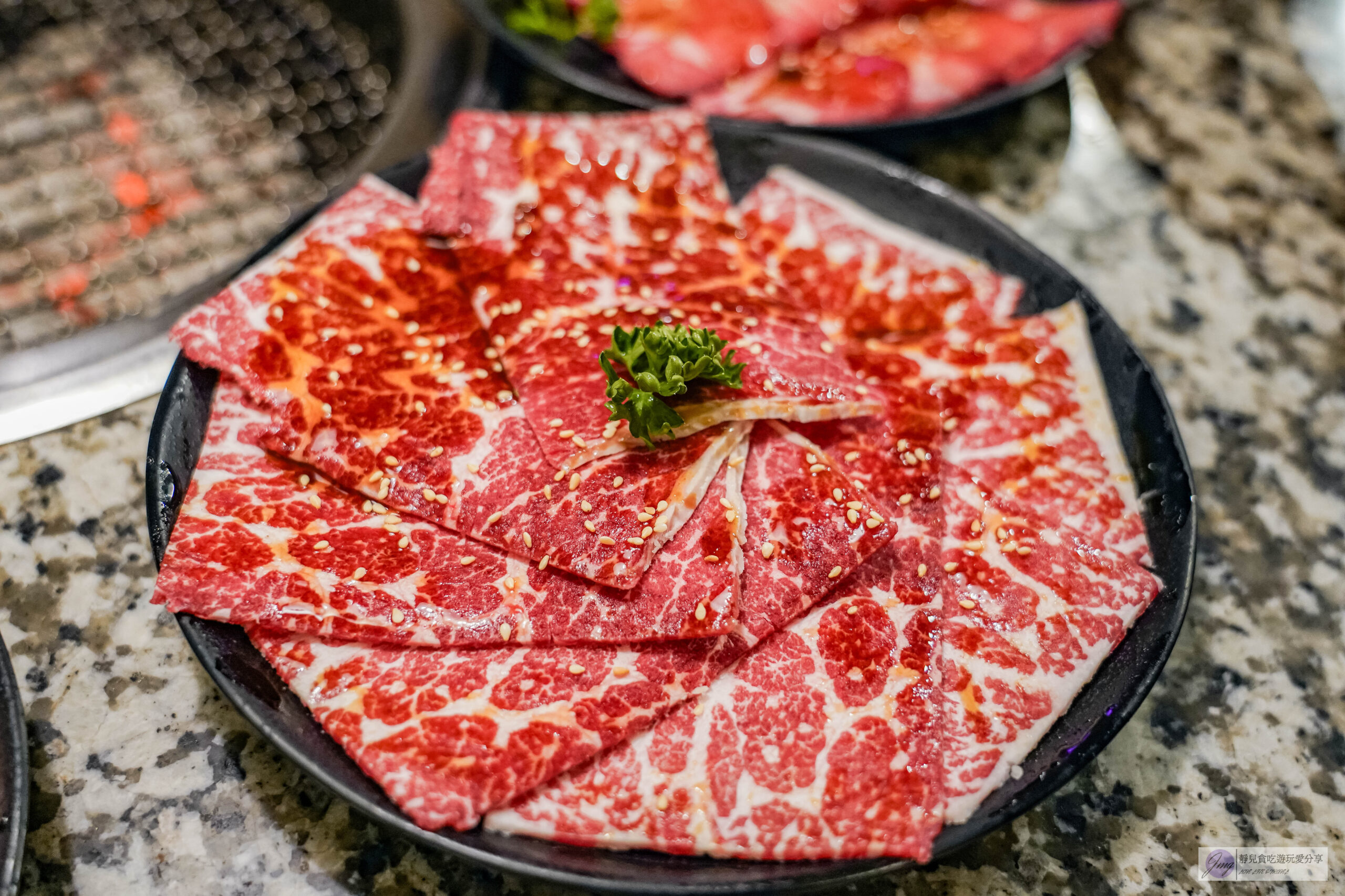 Oh ! Yaki 精緻燒肉吃到飽中壢店-599燒肉吃到飽！多達80道食材可選，超厚實牛排，搭配生菜泡菜起司DIY三種吃法/鄰近中壢中正公園 @靜兒貪吃遊玩愛分享