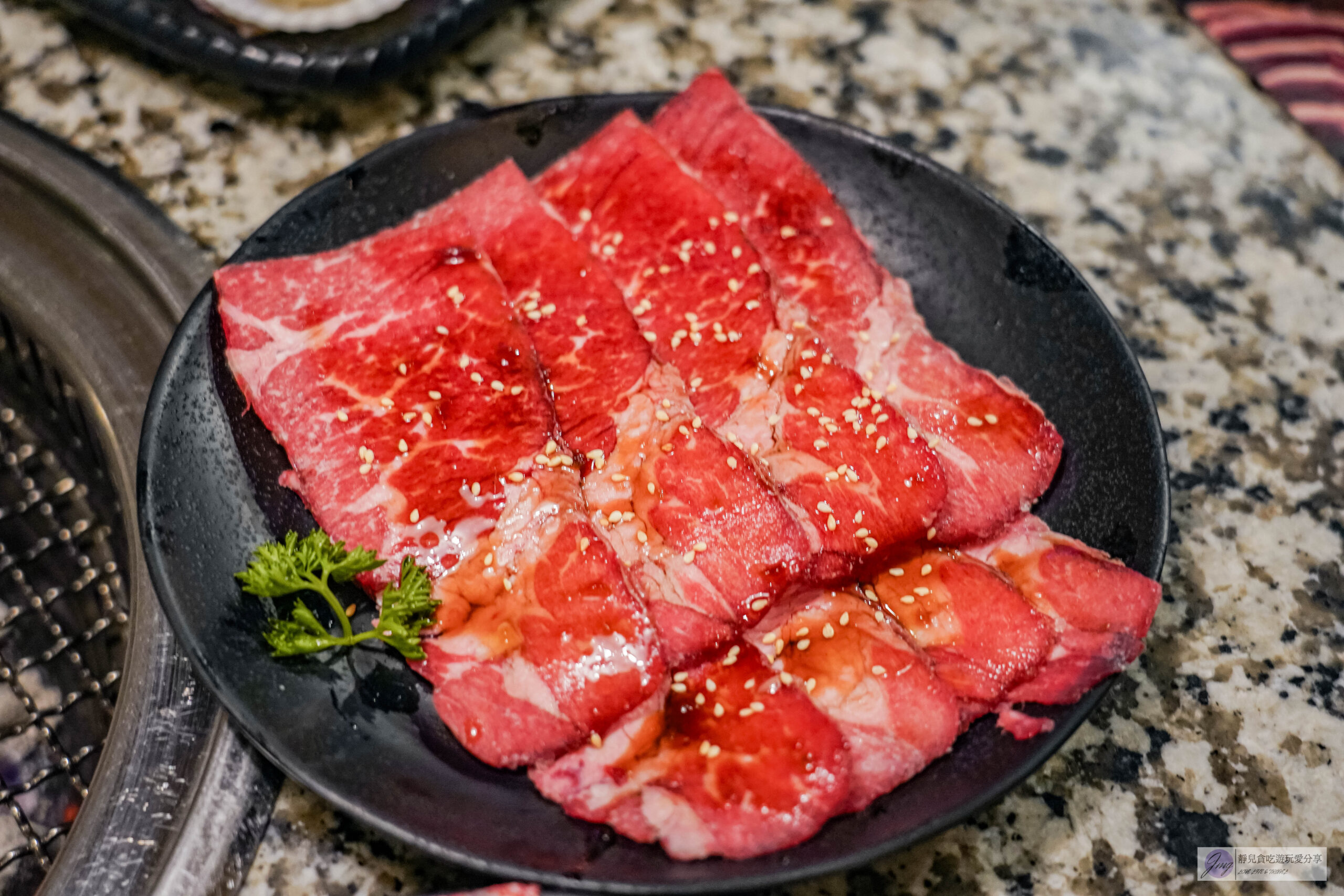 Oh ! Yaki 精緻燒肉吃到飽中壢店-599燒肉吃到飽！多達80道食材可選，超厚實牛排，搭配生菜泡菜起司DIY三種吃法/鄰近中壢中正公園 @靜兒貪吃遊玩愛分享