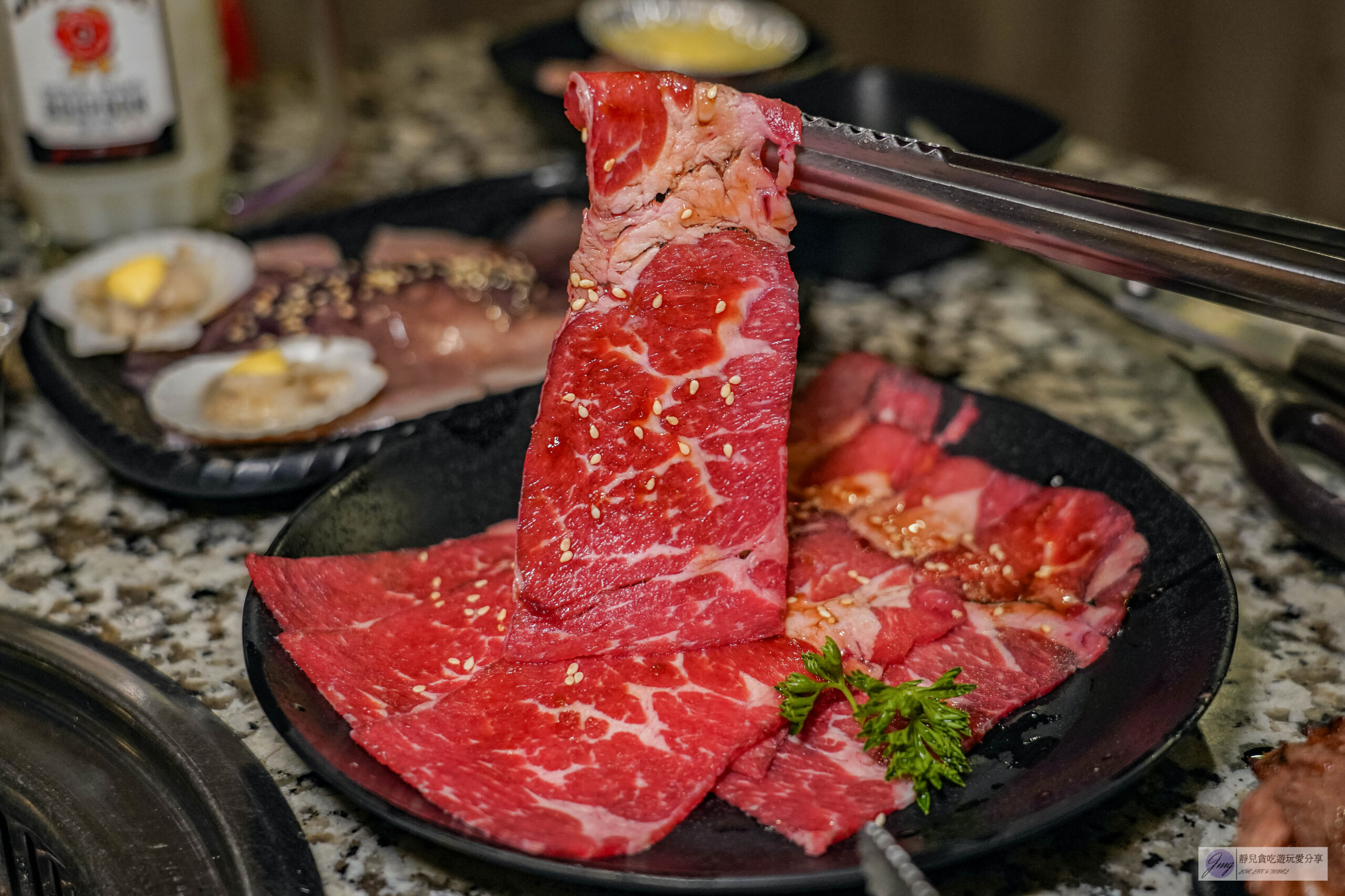 Oh ! Yaki 精緻燒肉吃到飽中壢店-599燒肉吃到飽！多達80道食材可選，超厚實牛排，搭配生菜泡菜起司DIY三種吃法/鄰近中壢中正公園 @靜兒貪吃遊玩愛分享