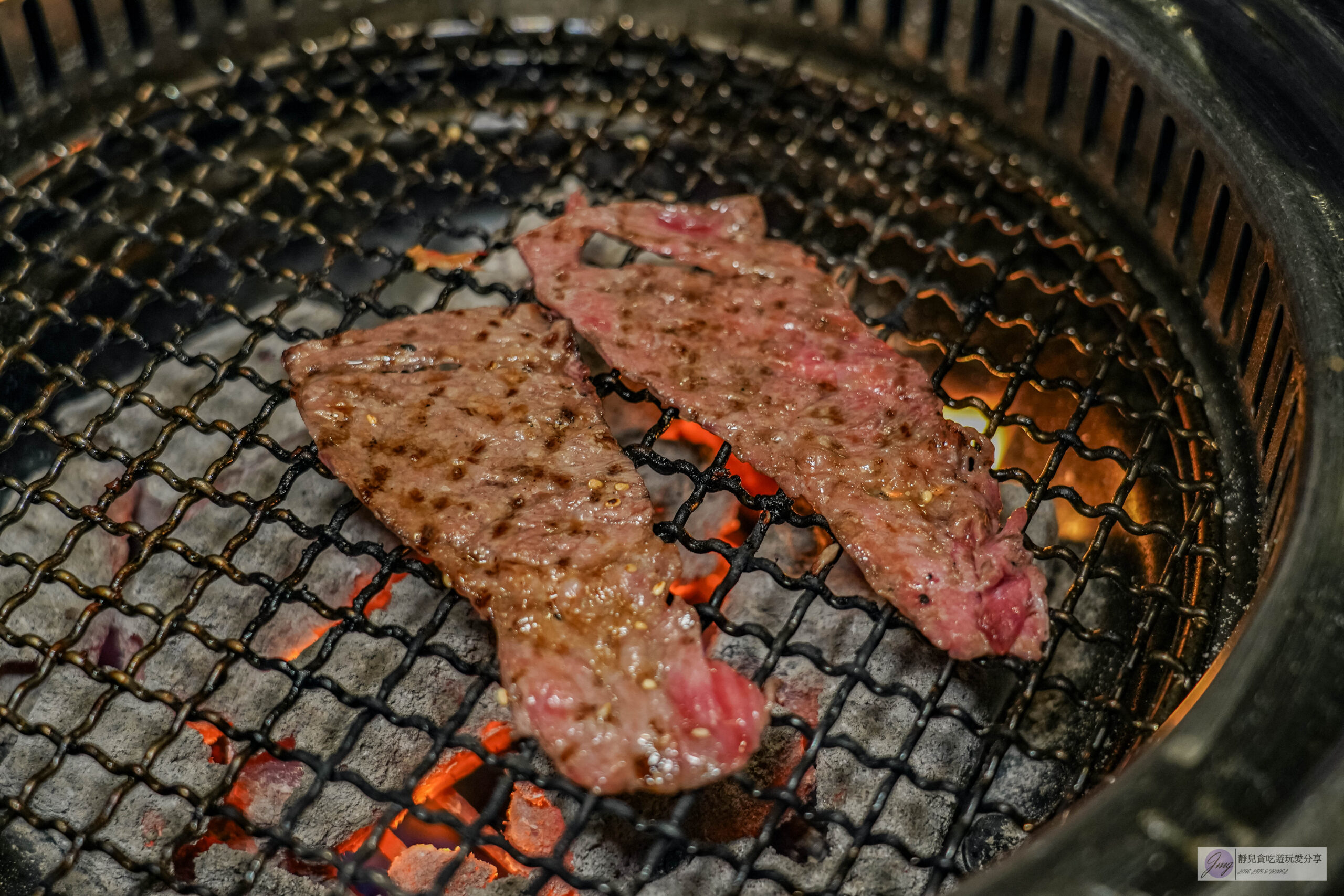 Oh ! Yaki 精緻燒肉吃到飽中壢店-599燒肉吃到飽！多達80道食材可選，超厚實牛排，搭配生菜泡菜起司DIY三種吃法/鄰近中壢中正公園 @靜兒貪吃遊玩愛分享