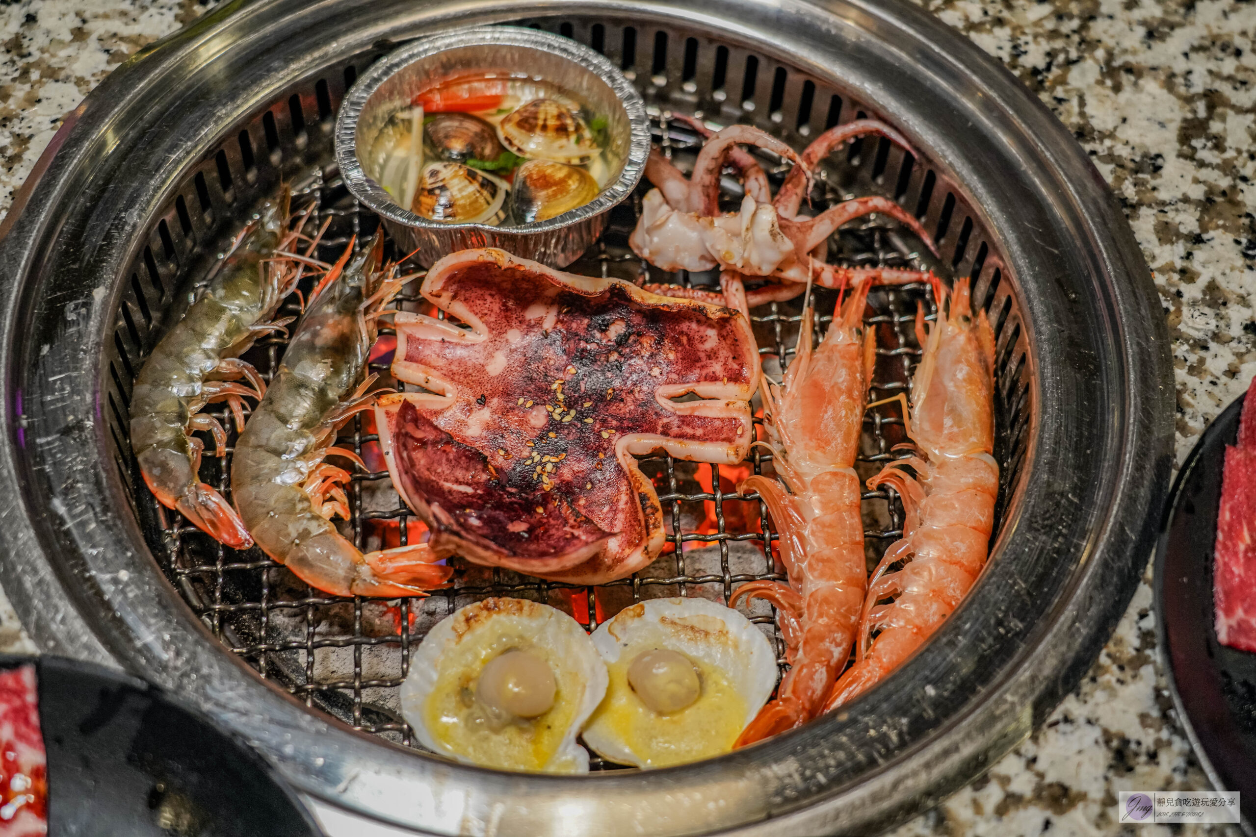 Oh ! Yaki 精緻燒肉吃到飽中壢店-599燒肉吃到飽！多達80道食材可選，超厚實牛排，搭配生菜泡菜起司DIY三種吃法/鄰近中壢中正公園 @靜兒貪吃遊玩愛分享