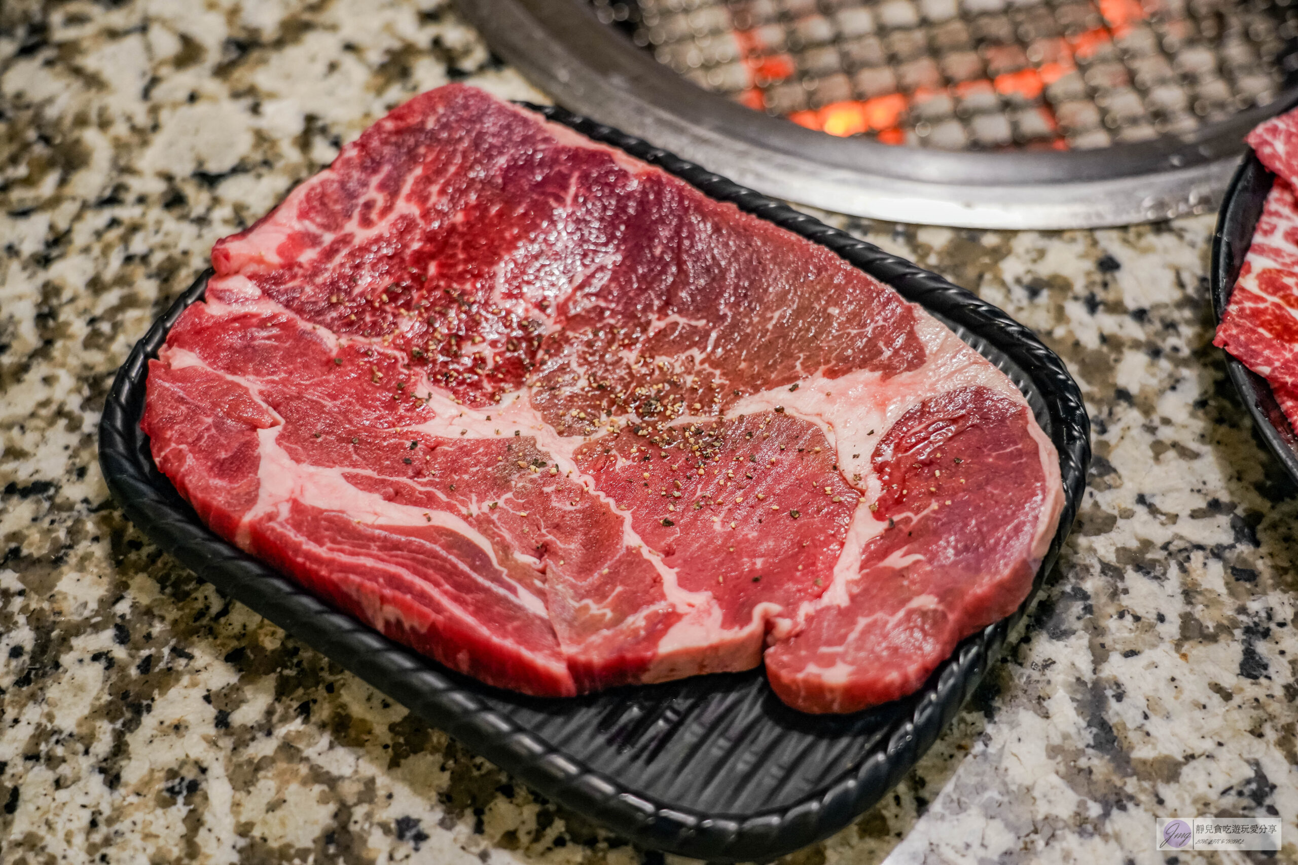 Oh ! Yaki 精緻燒肉吃到飽中壢店-599燒肉吃到飽！多達80道食材可選，超厚實牛排，搭配生菜泡菜起司DIY三種吃法/鄰近中壢中正公園 @靜兒貪吃遊玩愛分享