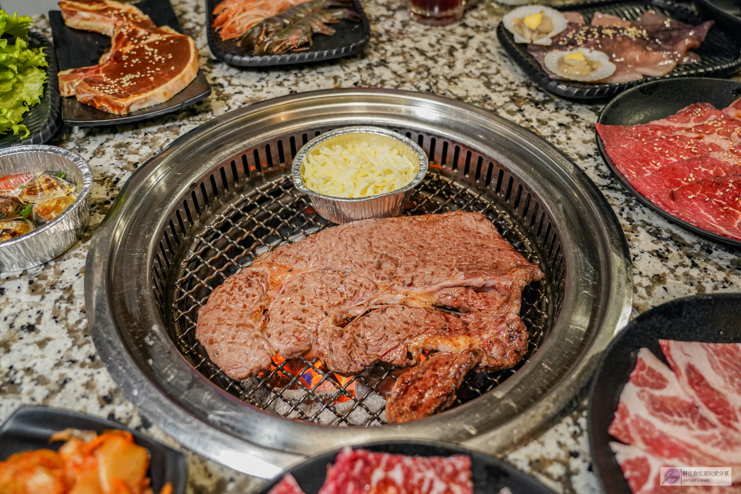Oh ! Yaki 精緻燒肉吃到飽中壢店-599燒肉吃到飽！多達80道食材可選，超厚實牛排，搭配生菜泡菜起司DIY三種吃法/鄰近中壢中正公園 @靜兒貪吃遊玩愛分享