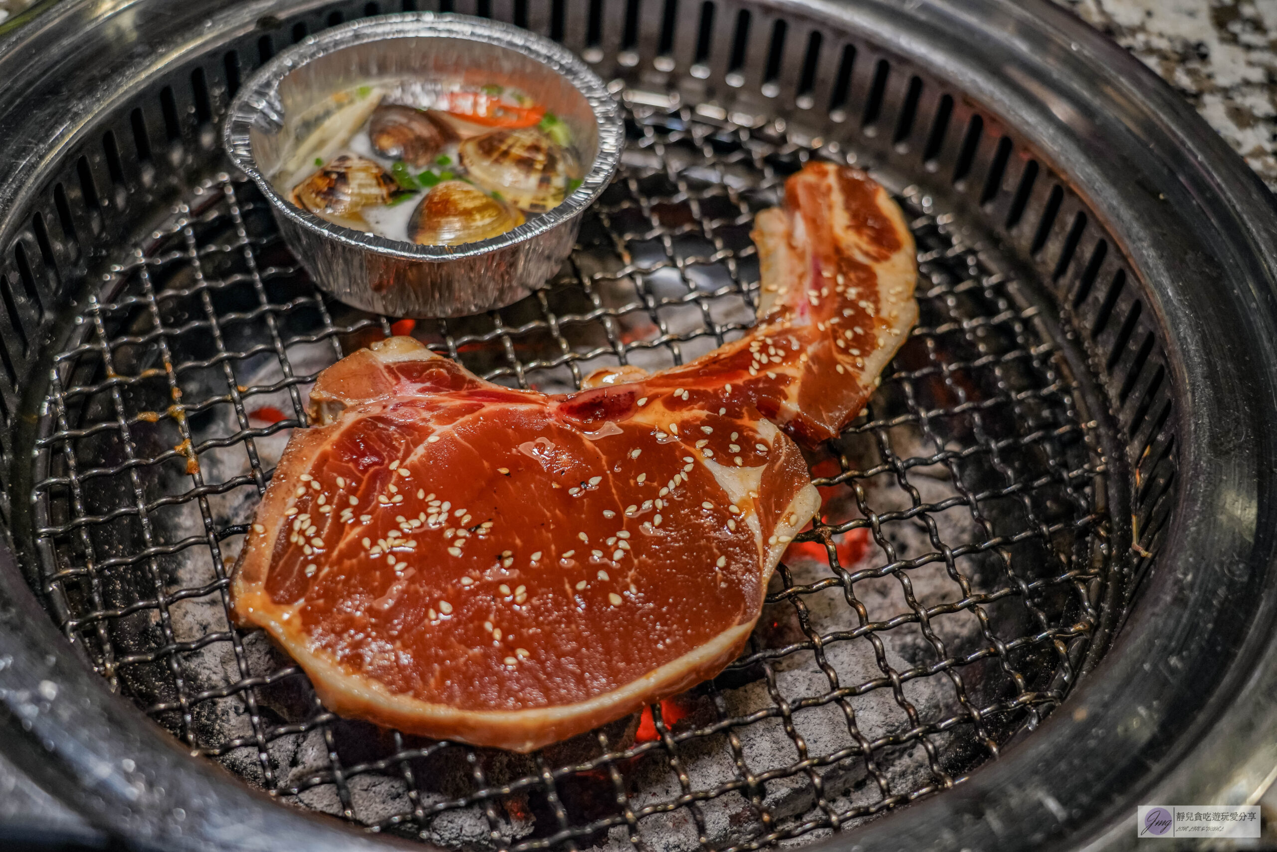 Oh ! Yaki 精緻燒肉吃到飽中壢店-599燒肉吃到飽！多達80道食材可選，超厚實牛排，搭配生菜泡菜起司DIY三種吃法/鄰近中壢中正公園 @靜兒貪吃遊玩愛分享
