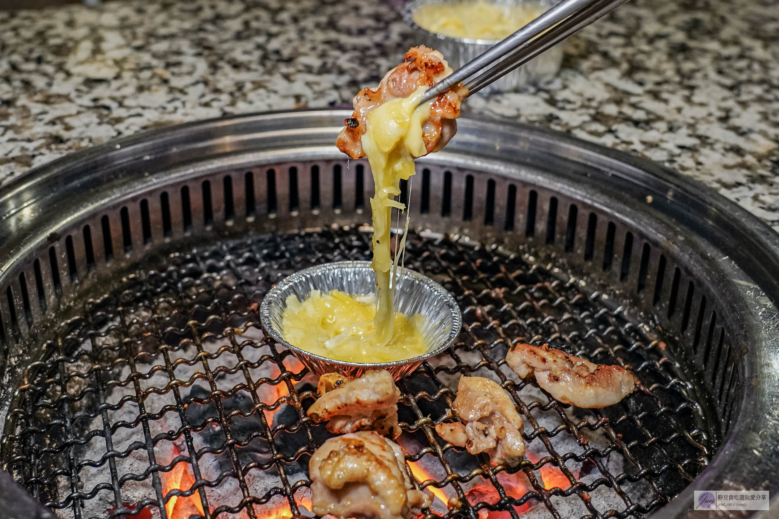 Oh ! Yaki 精緻燒肉吃到飽中壢店-599燒肉吃到飽！多達80道食材可選，超厚實牛排，搭配生菜泡菜起司DIY三種吃法/鄰近中壢中正公園 @靜兒貪吃遊玩愛分享