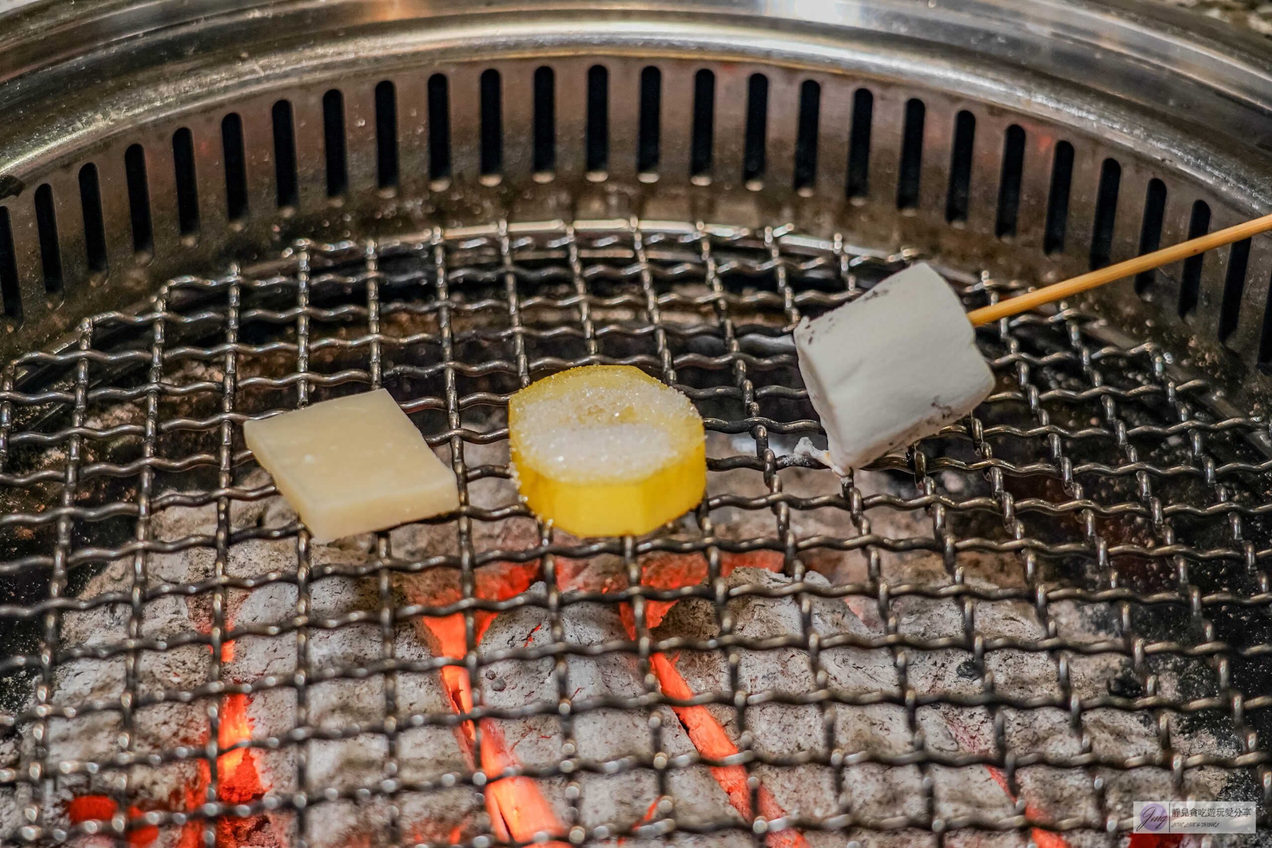 Oh ! Yaki 精緻燒肉吃到飽中壢店-599燒肉吃到飽！多達80道食材可選，超厚實牛排，搭配生菜泡菜起司DIY三種吃法/鄰近中壢中正公園 @靜兒貪吃遊玩愛分享