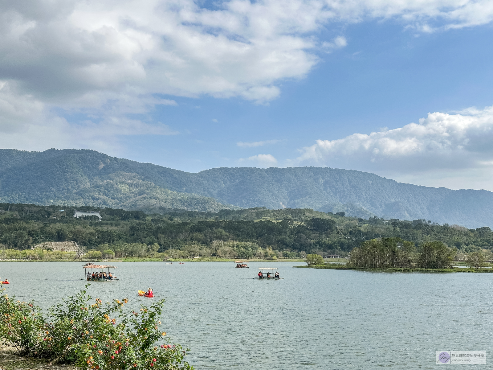 台東池上大坡池-一覽無遺的山湖美景！輕旅行滿滿古意的竹筏遊湖，踏青好去處 @靜兒貪吃遊玩愛分享
