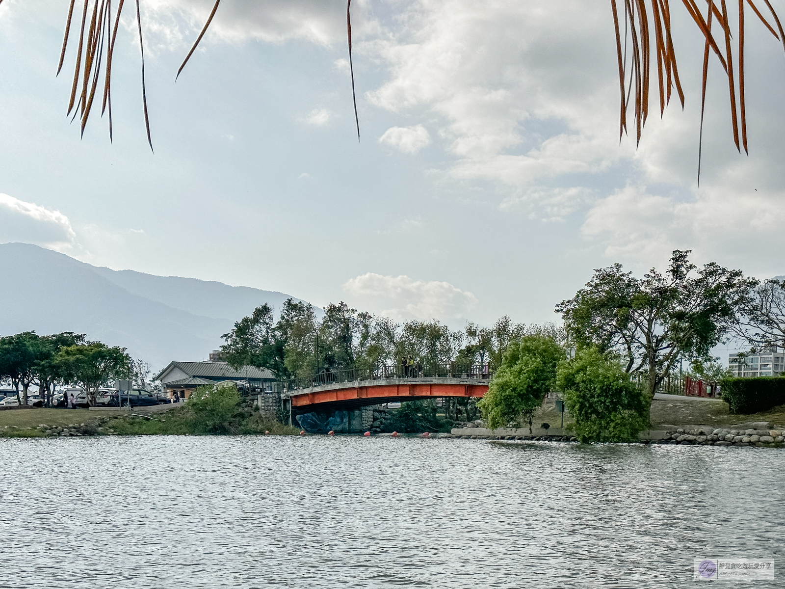 台東池上大坡池-一覽無遺的山湖美景！輕旅行滿滿古意的竹筏遊湖，踏青好去處 @靜兒貪吃遊玩愛分享