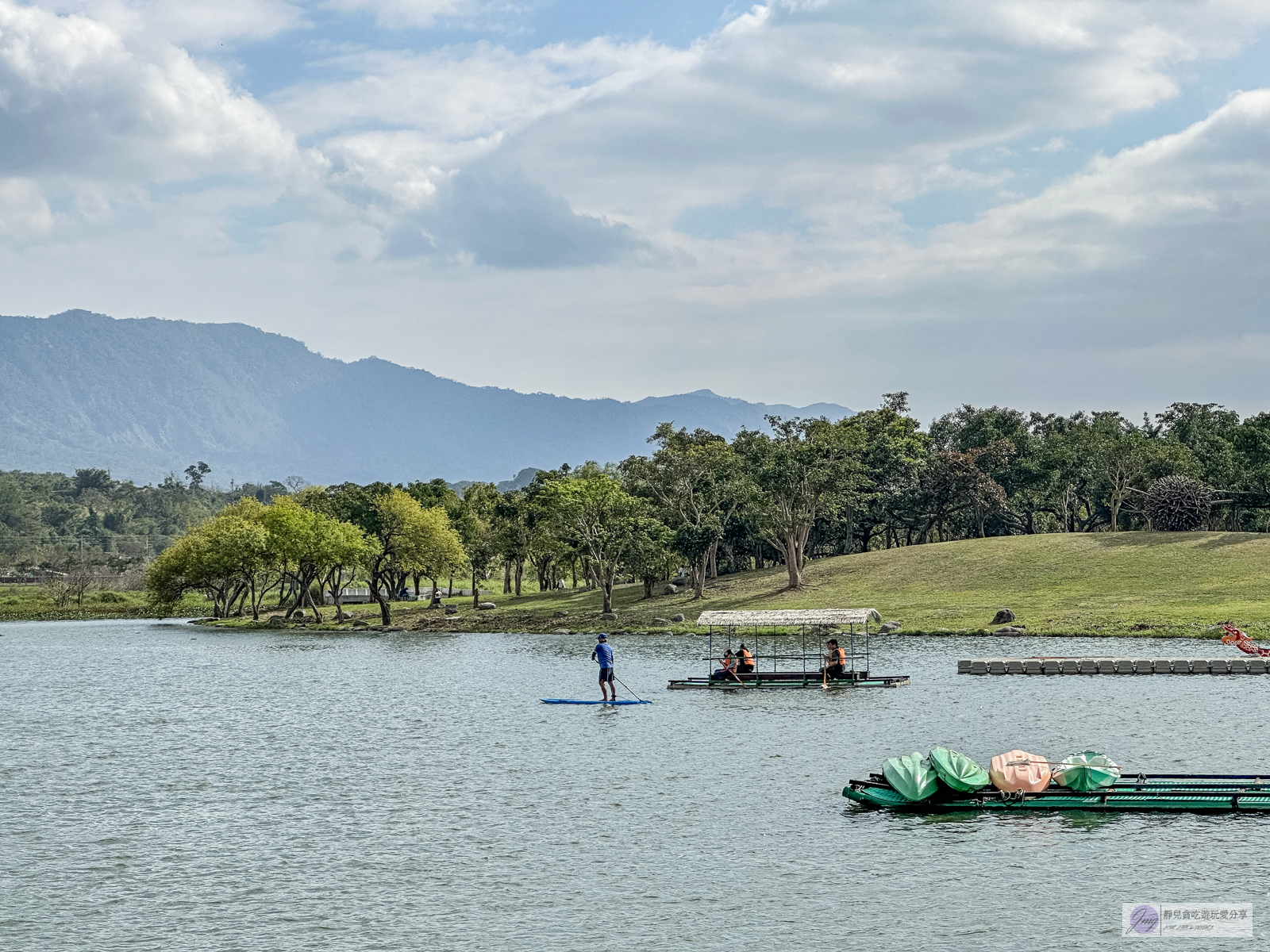 台東池上大坡池-一覽無遺的山湖美景！輕旅行滿滿古意的竹筏遊湖，踏青好去處 @靜兒貪吃遊玩愛分享