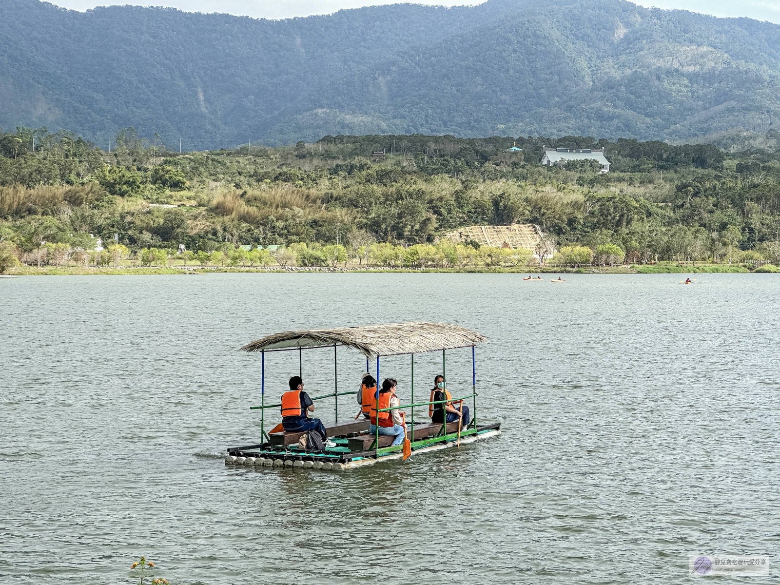 台東池上大坡池-一覽無遺的山湖美景！輕旅行滿滿古意的竹筏遊湖，踏青好去處 @靜兒貪吃遊玩愛分享