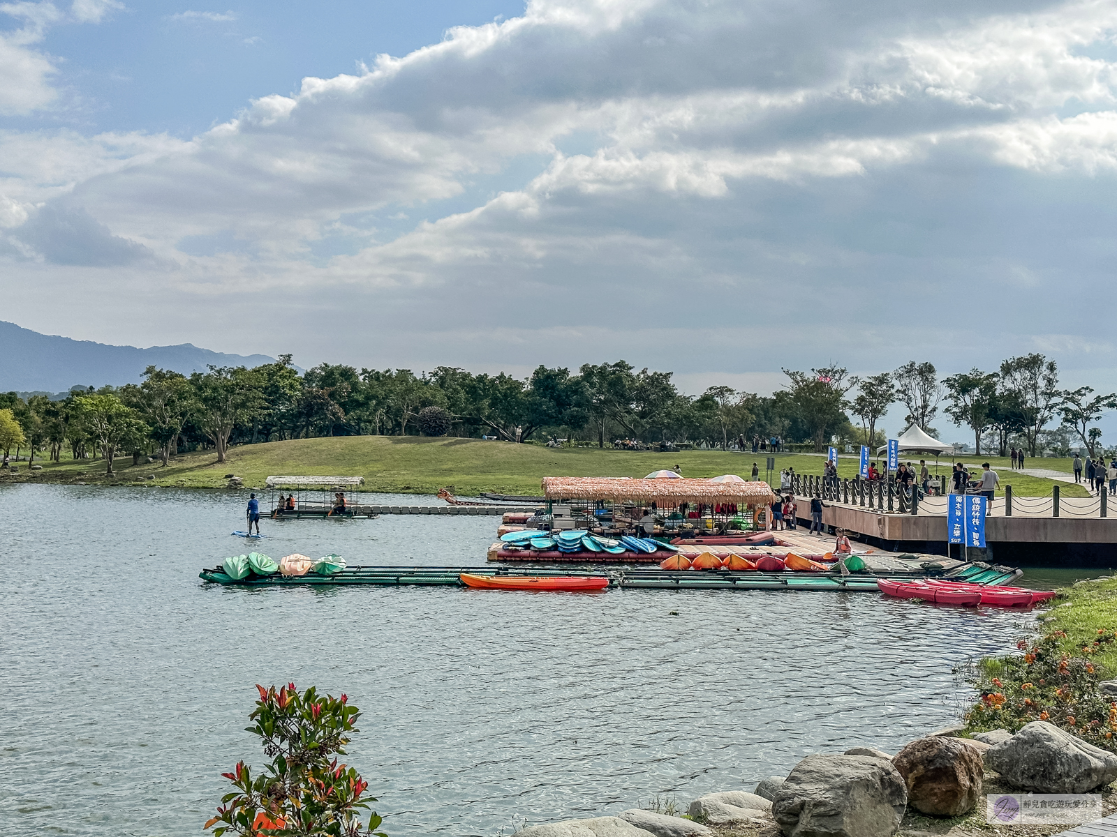 台東池上大坡池-一覽無遺的山湖美景！輕旅行滿滿古意的竹筏遊湖，踏青好去處 @靜兒貪吃遊玩愛分享