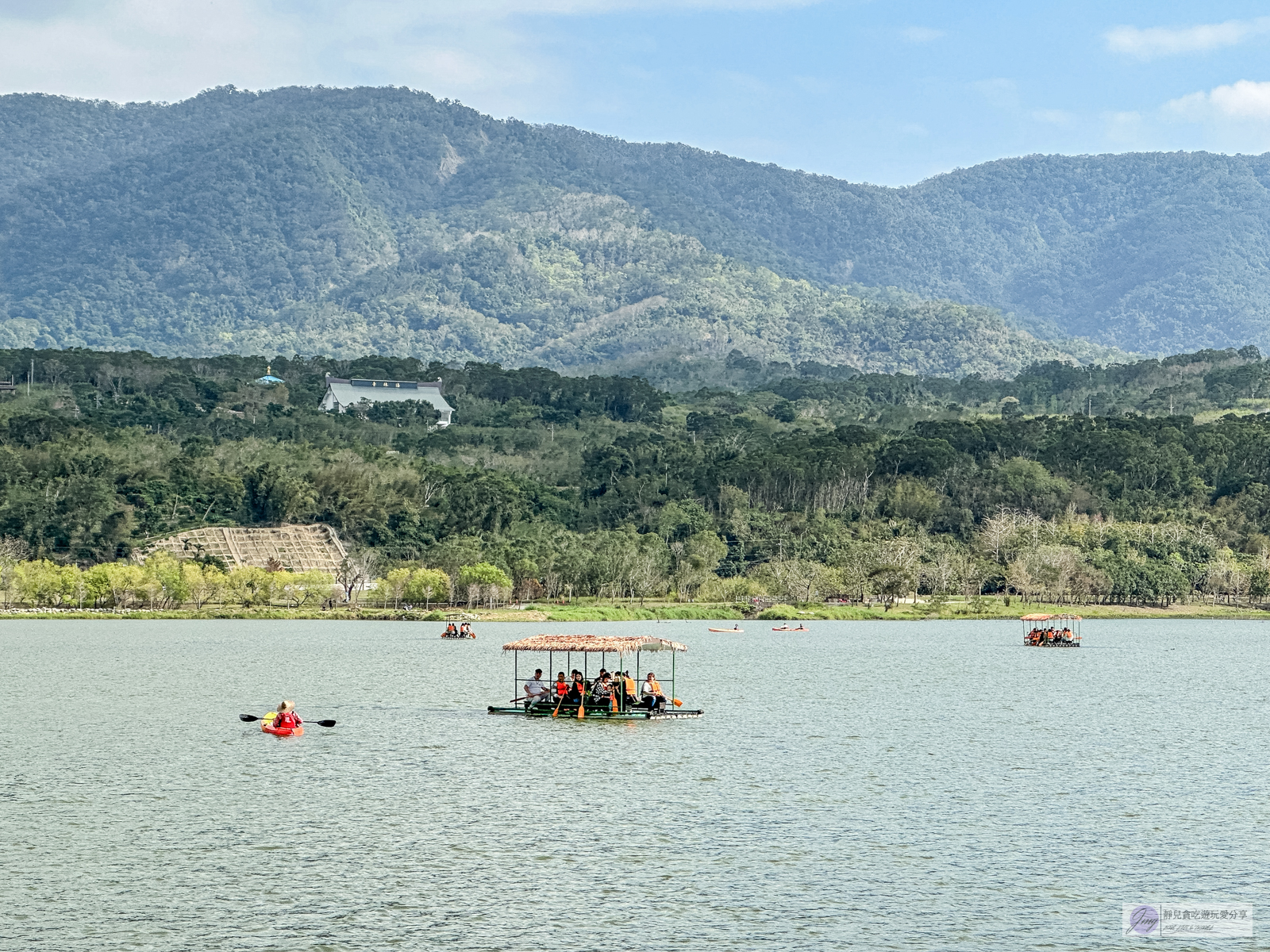 台東池上大坡池-一覽無遺的山湖美景！輕旅行滿滿古意的竹筏遊湖，踏青好去處 @靜兒貪吃遊玩愛分享