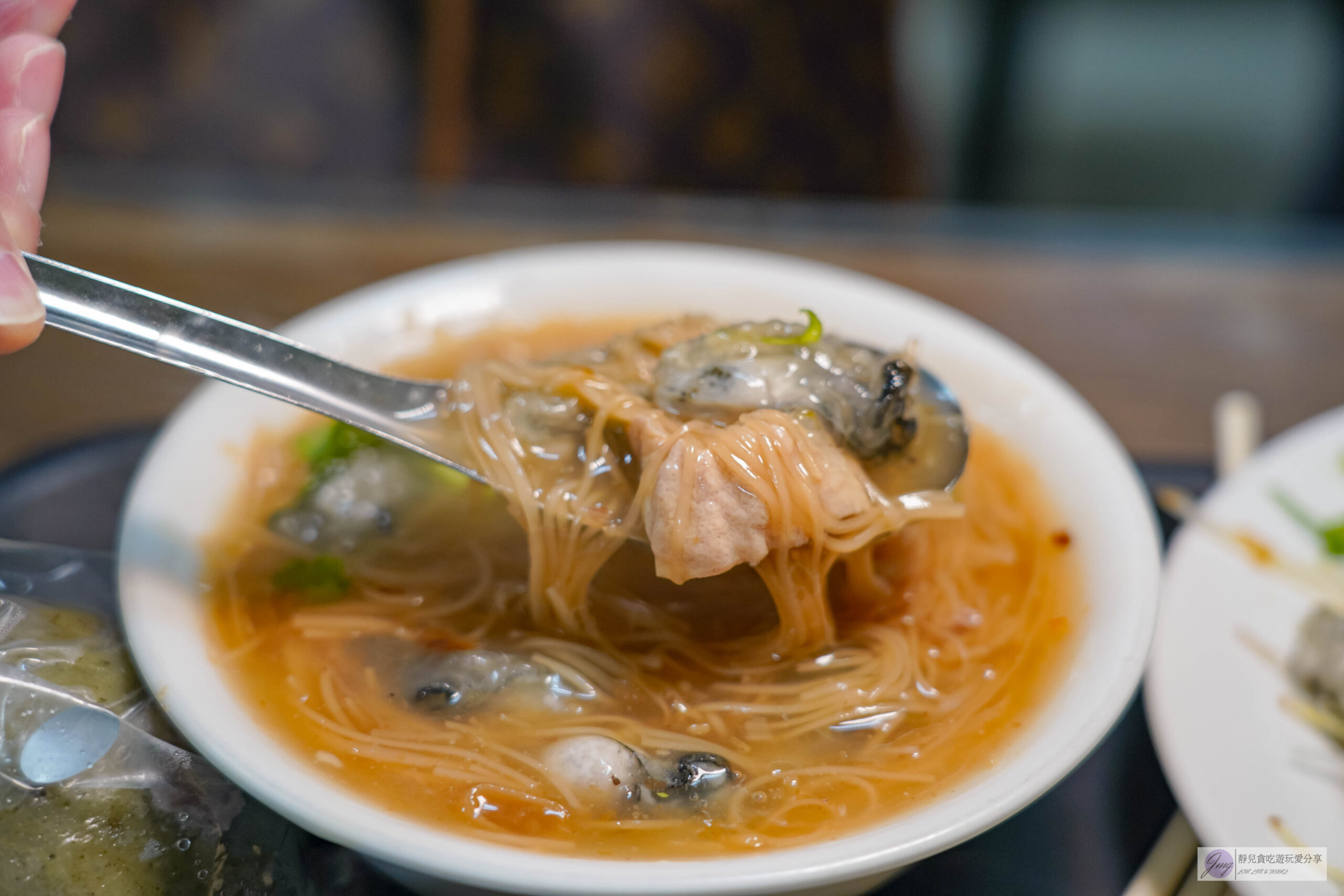 油庫口蚵仔麵線-在地39年老店！人氣排隊麵線，網評高達9000多則，蚵仔麵線配烤香腸在地老饕的最愛/鄰近板橋車站 @靜兒貪吃遊玩愛分享
