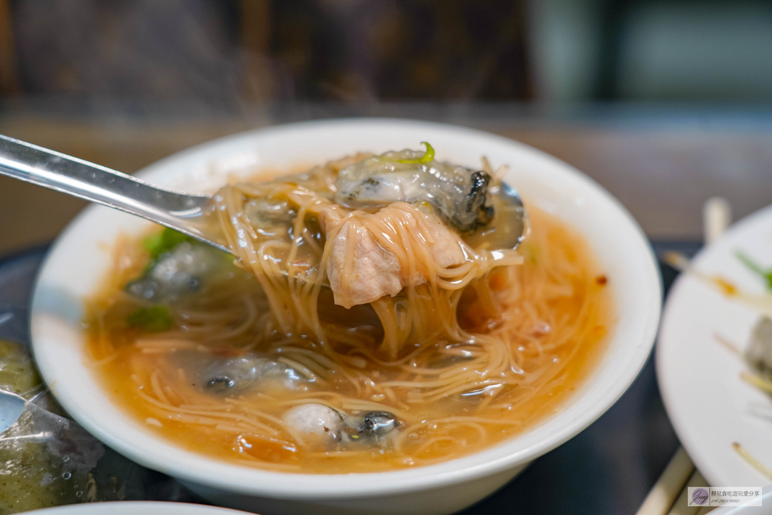 油庫口蚵仔麵線-在地39年老店！人氣排隊麵線，網評高達9000多則，蚵仔麵線配烤香腸在地老饕的最愛/鄰近板橋車站 @靜兒貪吃遊玩愛分享